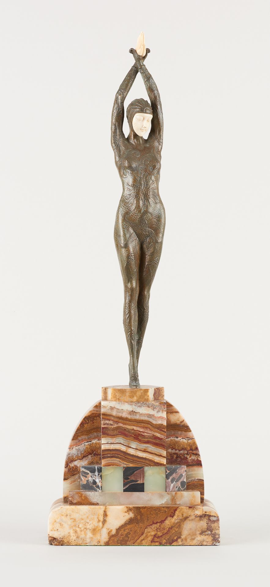 Demetre Haralamb CHIPARUS École roumaine (1886-1947) 
青铜和象牙雕塑（菊花形）："星鱼"。




在露台&hellip;