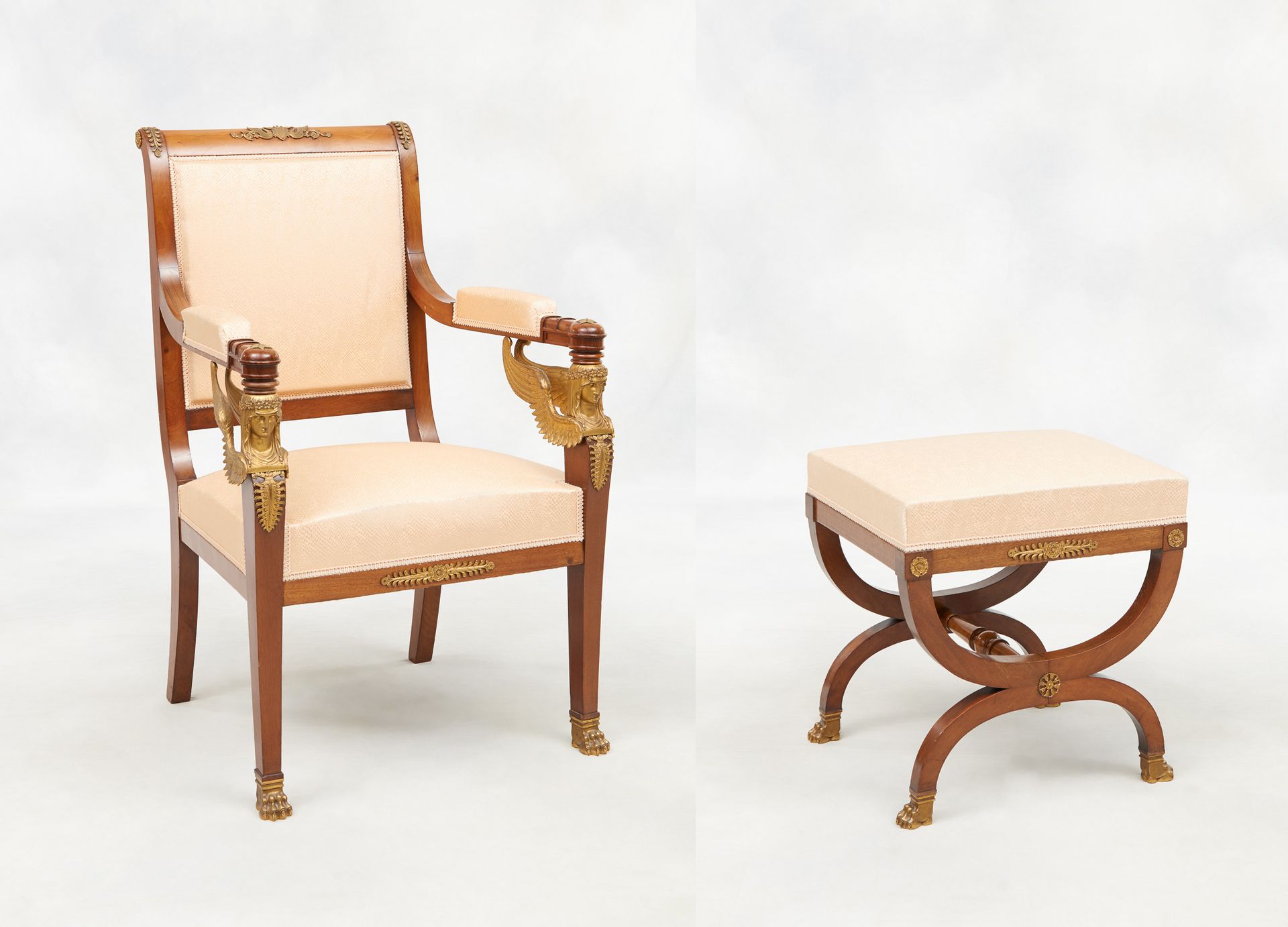 De style Empire. 家具：拍品包括一对扶手椅，扶手上装饰有鎏金铜翼的卡利亚特，一对桃花心木脚踏板，上面覆盖有织物，鎏金铜饰亮点，脚末端为爪子。