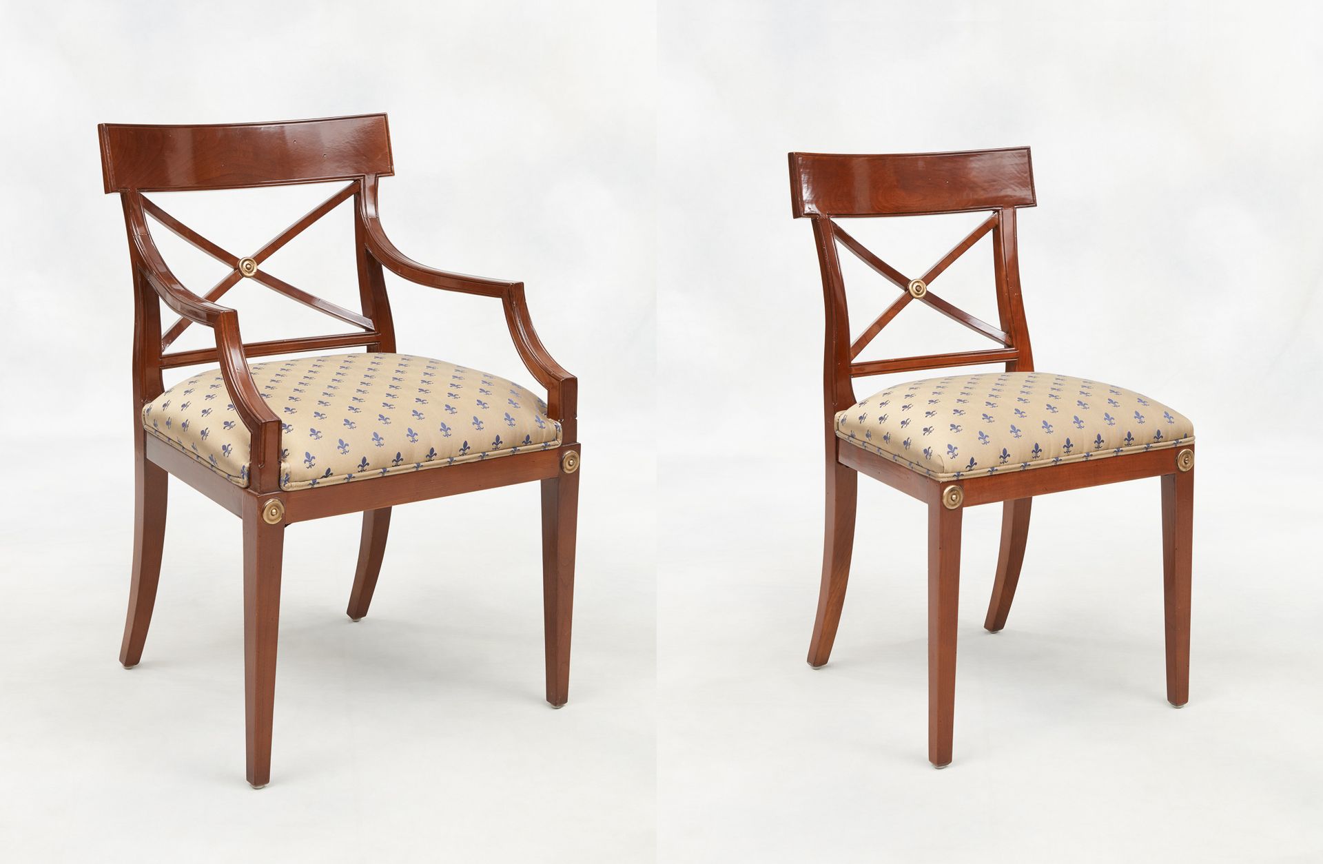 Travail contemporain. 家具：由十二把椅子和两把扶手椅组成的桃花心木套房，镂空的椅背上覆盖着织物。