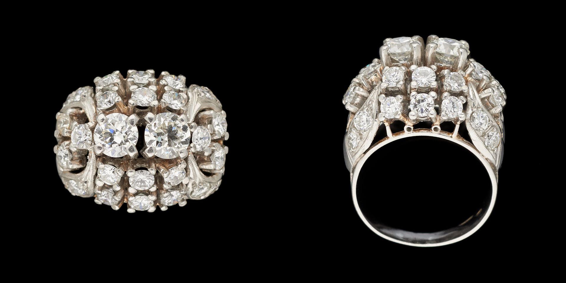 Joaillerie. 珠宝：白金戒指，镶有钻石，其中两颗为+/- 0.45克拉。

手指大小：+/-50。