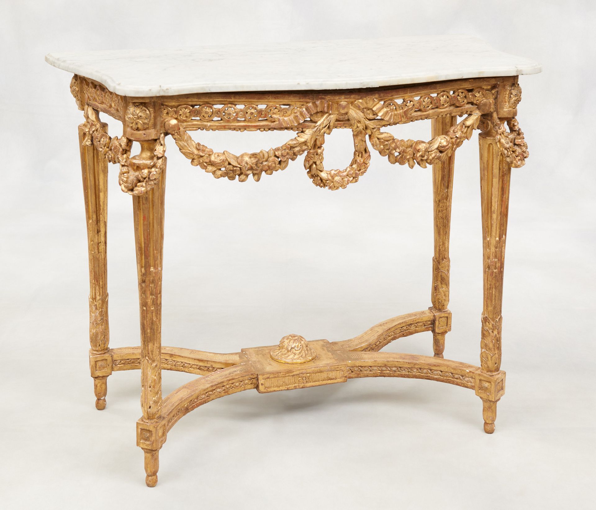 Travail français d'époque Louis XVI. 家具：部分镂空的镀金雕花木质控制台，靠在四只脚上，下部是交错的，上部是花环，顶部是白色&hellip;