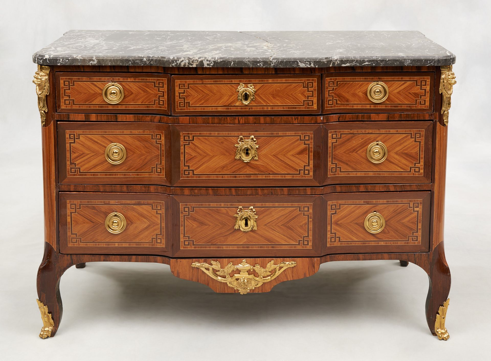 Travail français d'époque Transition. Furniture: Elegant chest of drawers with t&hellip;