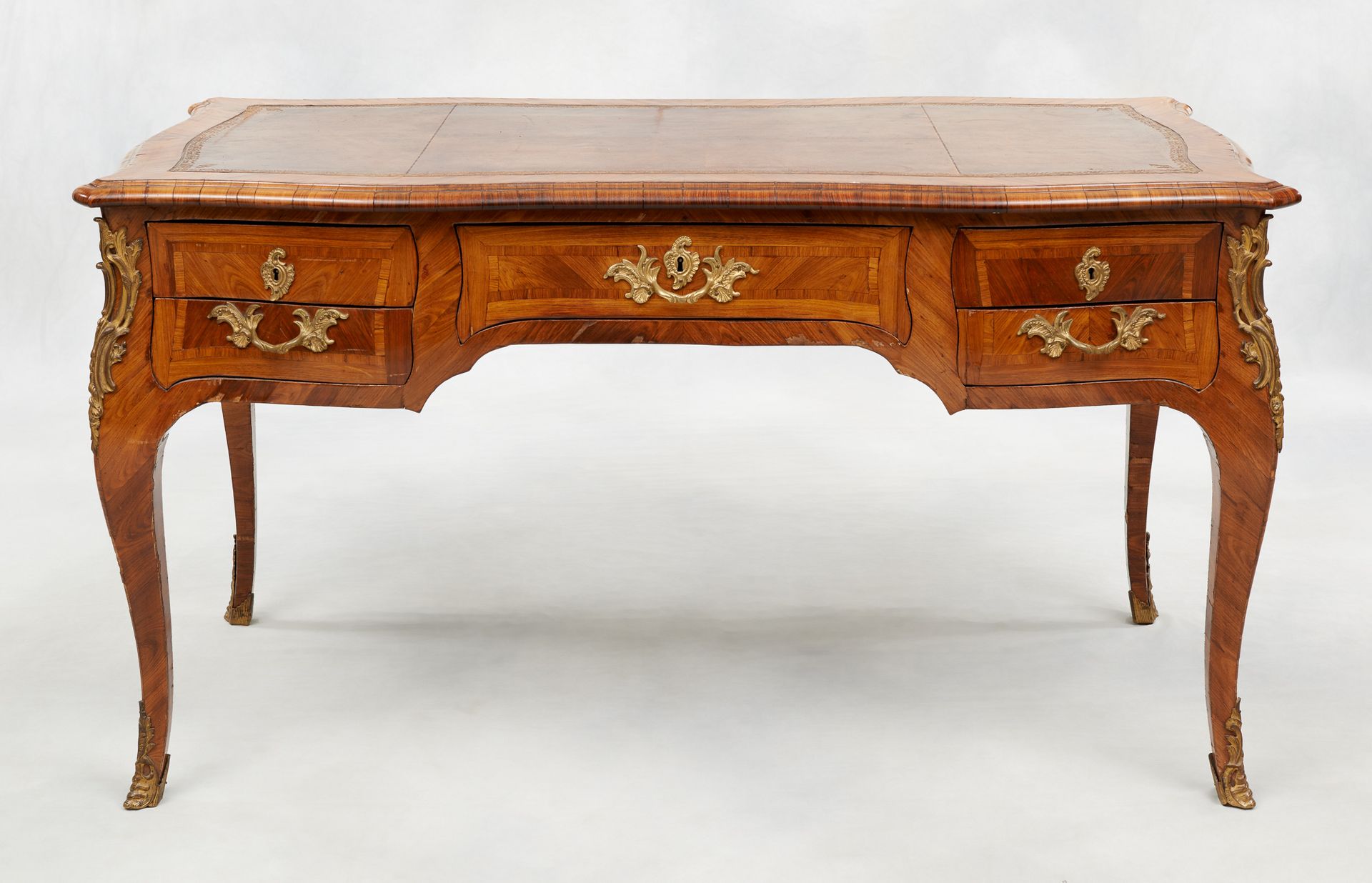 Travail français d'époque Louis XV. 家具：贵重木材贴面和镶嵌的平面书桌，腰部有五个抽屉，架子上有大马士革的装饰，握把，键槽，&hellip;