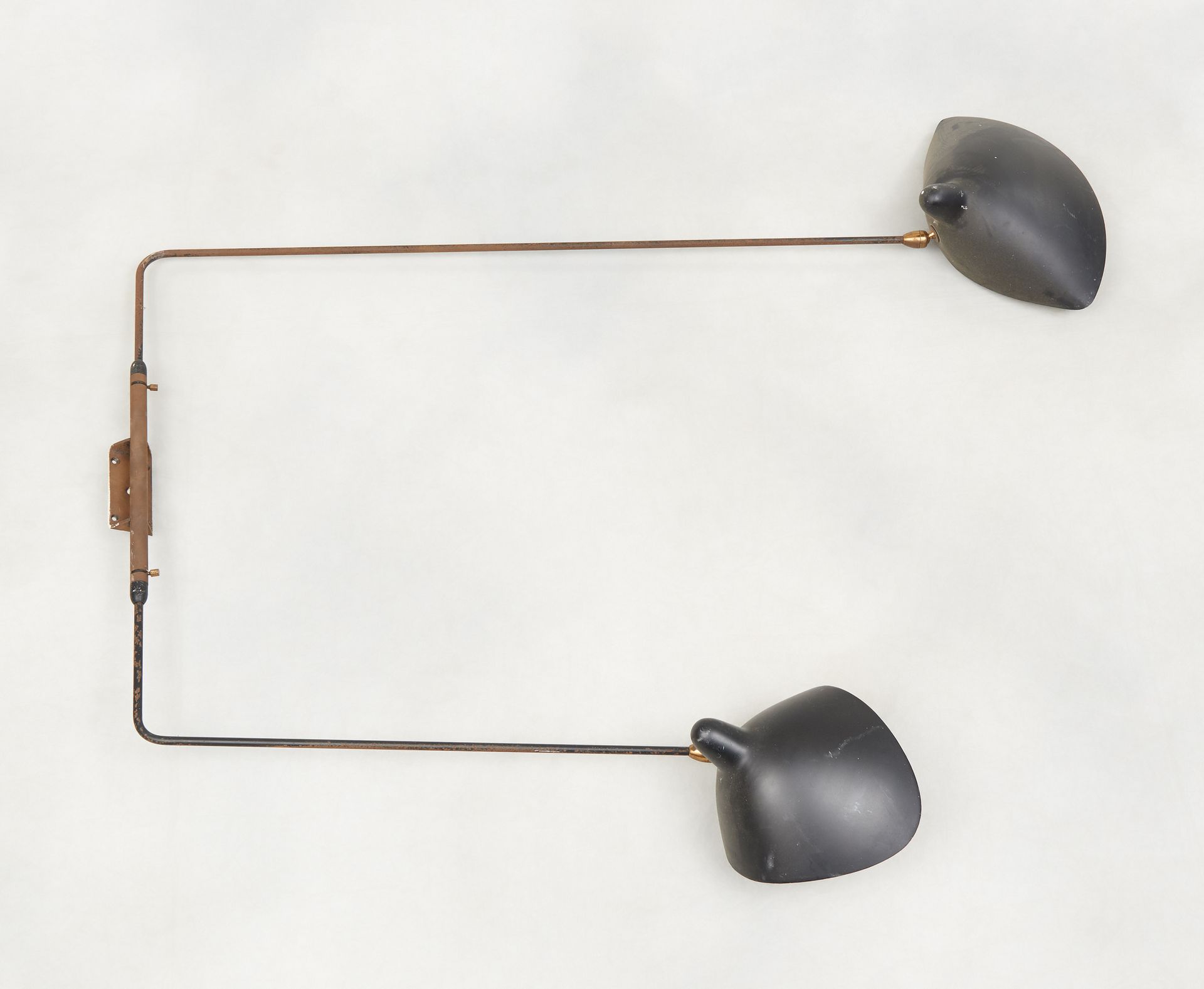 Design Serge Mouille. 灯具：双臂壁灯（1954年），漆面钢。

尺寸：宽124和86，深70厘米。

见图片。