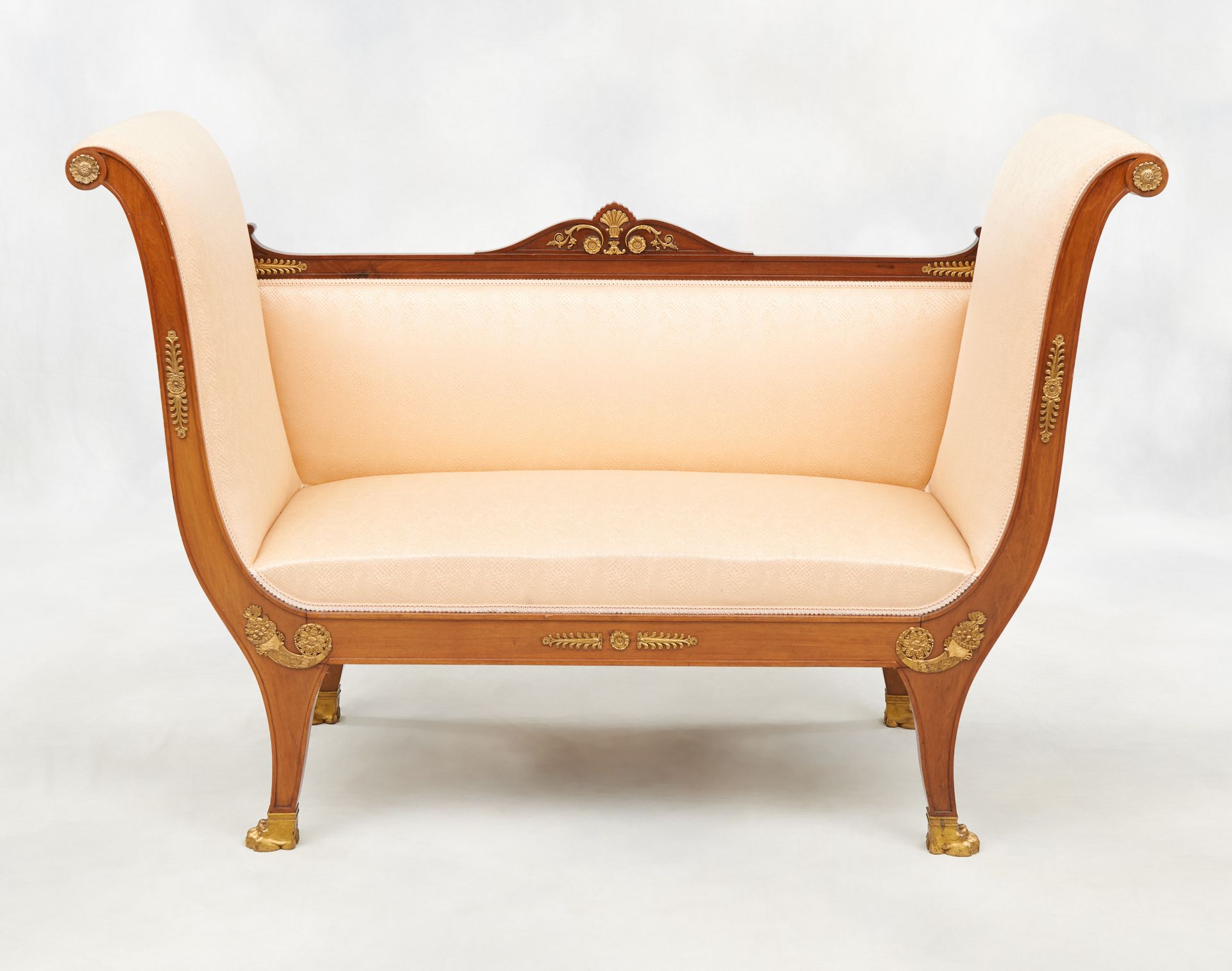 De style Empire. 家具：桃花心木双座沙发，上面覆盖着织物，有镀金的青铜亮点。

尺寸：高：100 W：147 D：57 cm。