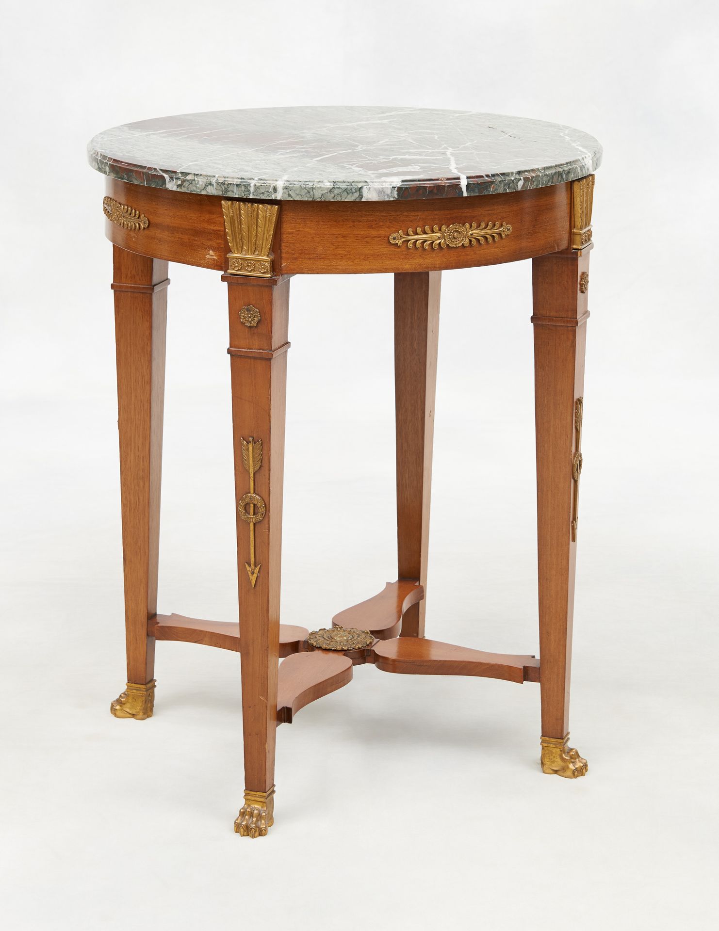 De style Empire. 家具：桃花心木基座桌，大理石桌面和镀金的青铜亮点，搁置在交错的腿上，末端是狮子的爪子。

尺寸：高：72直径59厘米。