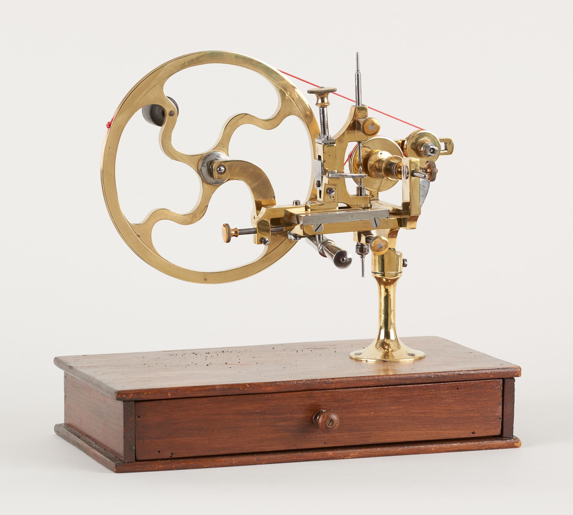 Travail du 19e. Instrument scientifique: Tour d'horloger en laiton, avec tiroir &hellip;