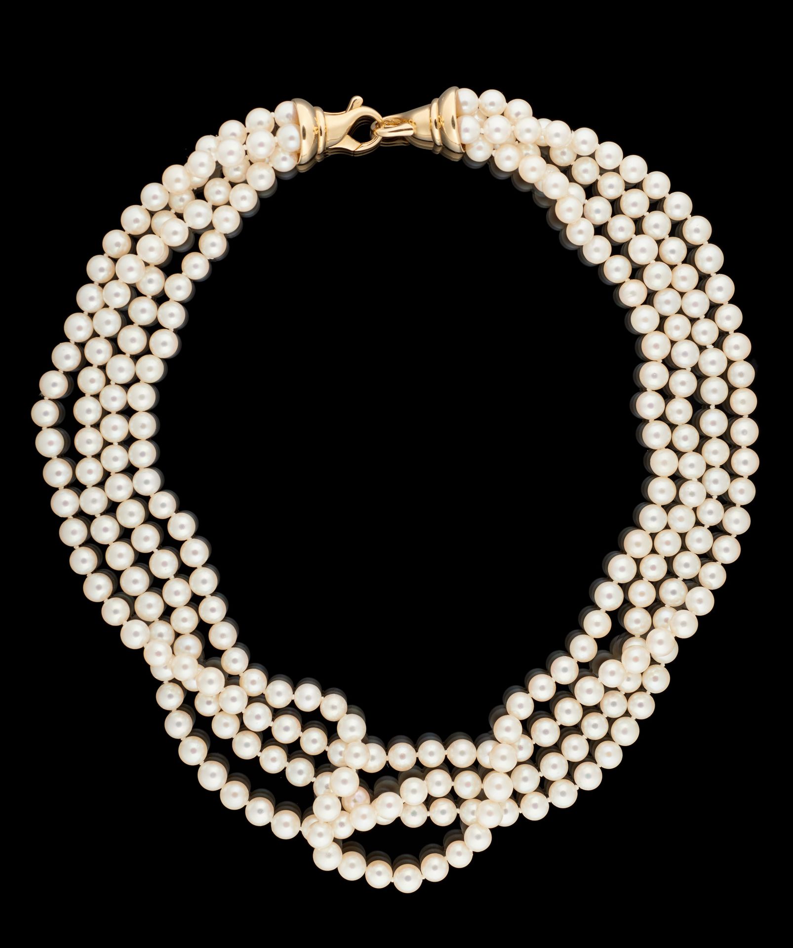 Joaillerie. 珠宝：四排养殖珍珠的项链和一个黄金搭扣。