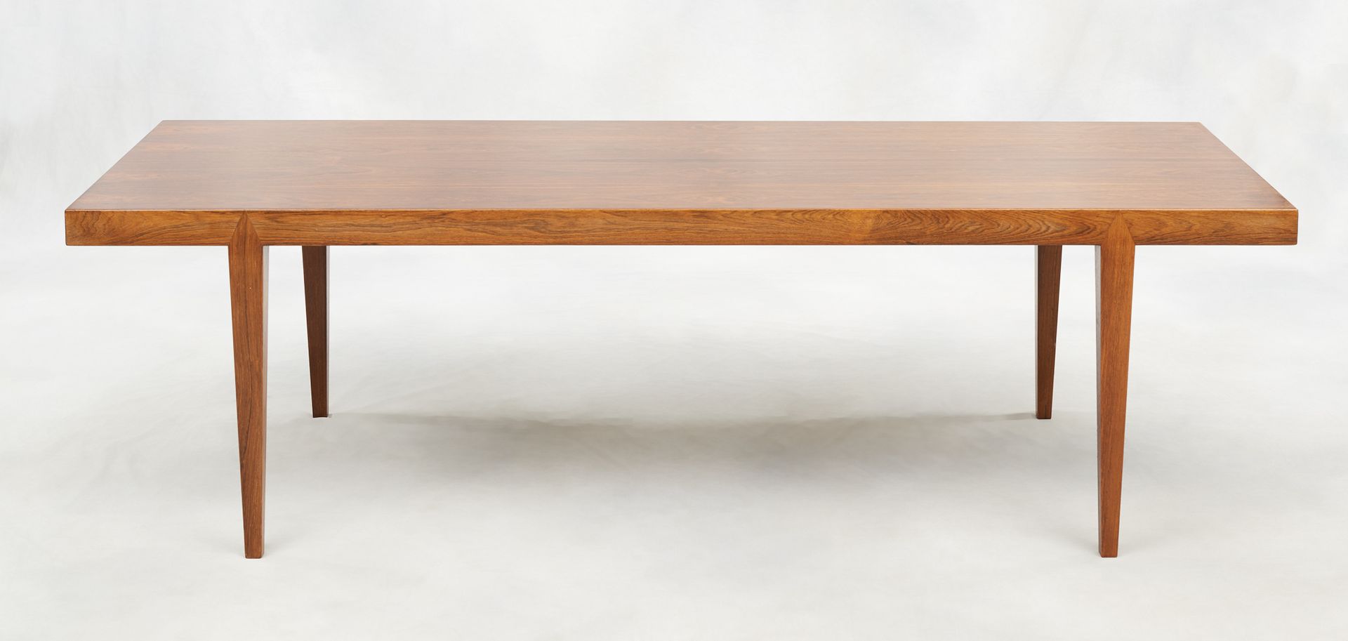 Design Severin HANSEN (École danoise) 家具：柚木咖啡桌。

尺寸：高：50 L：170 D：60 cm。
