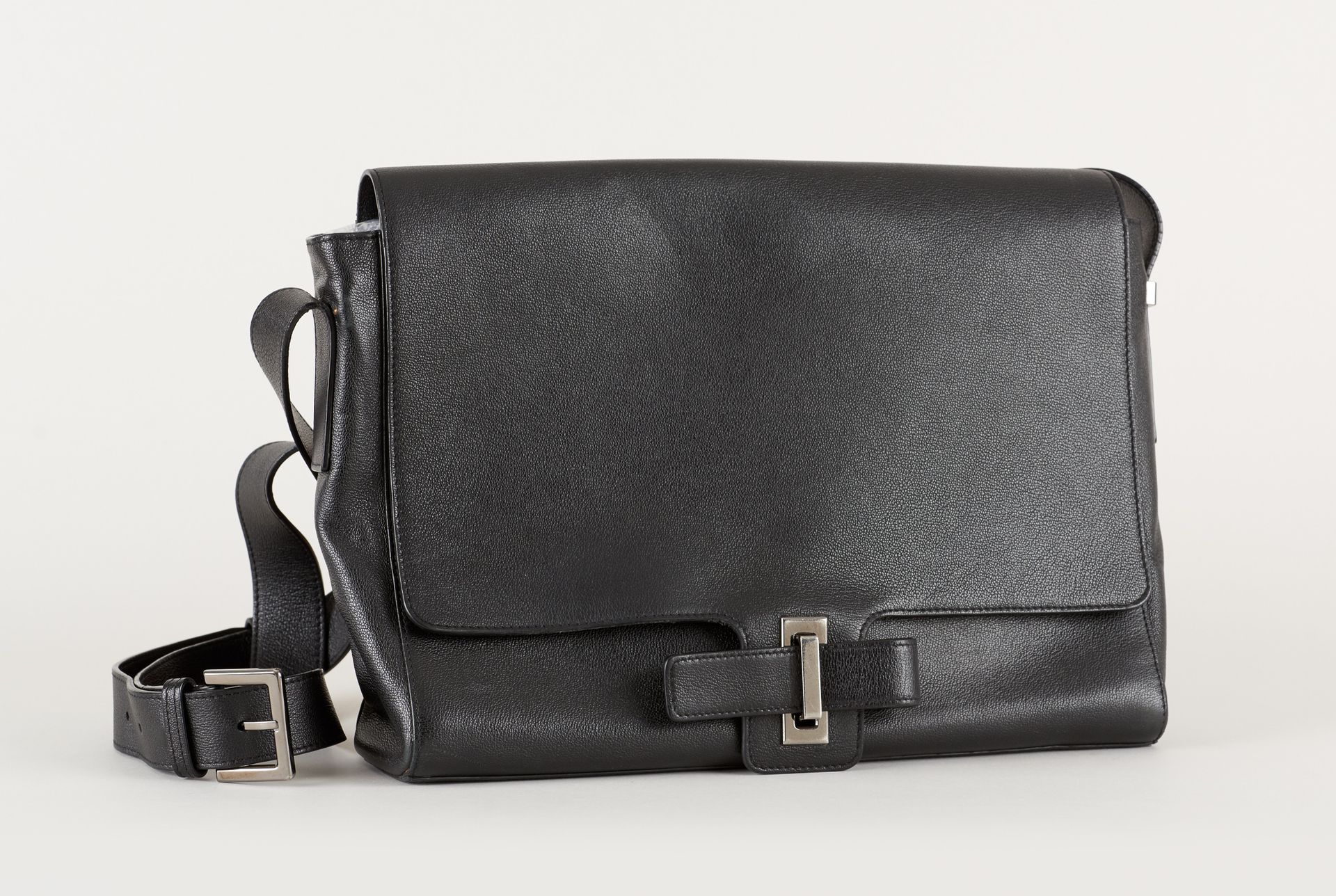 Delvaux. 皮革制品：黑色皮包和钥匙圈。

Delvaux品牌。

尺寸：高：27 L：35 D：10 cm。