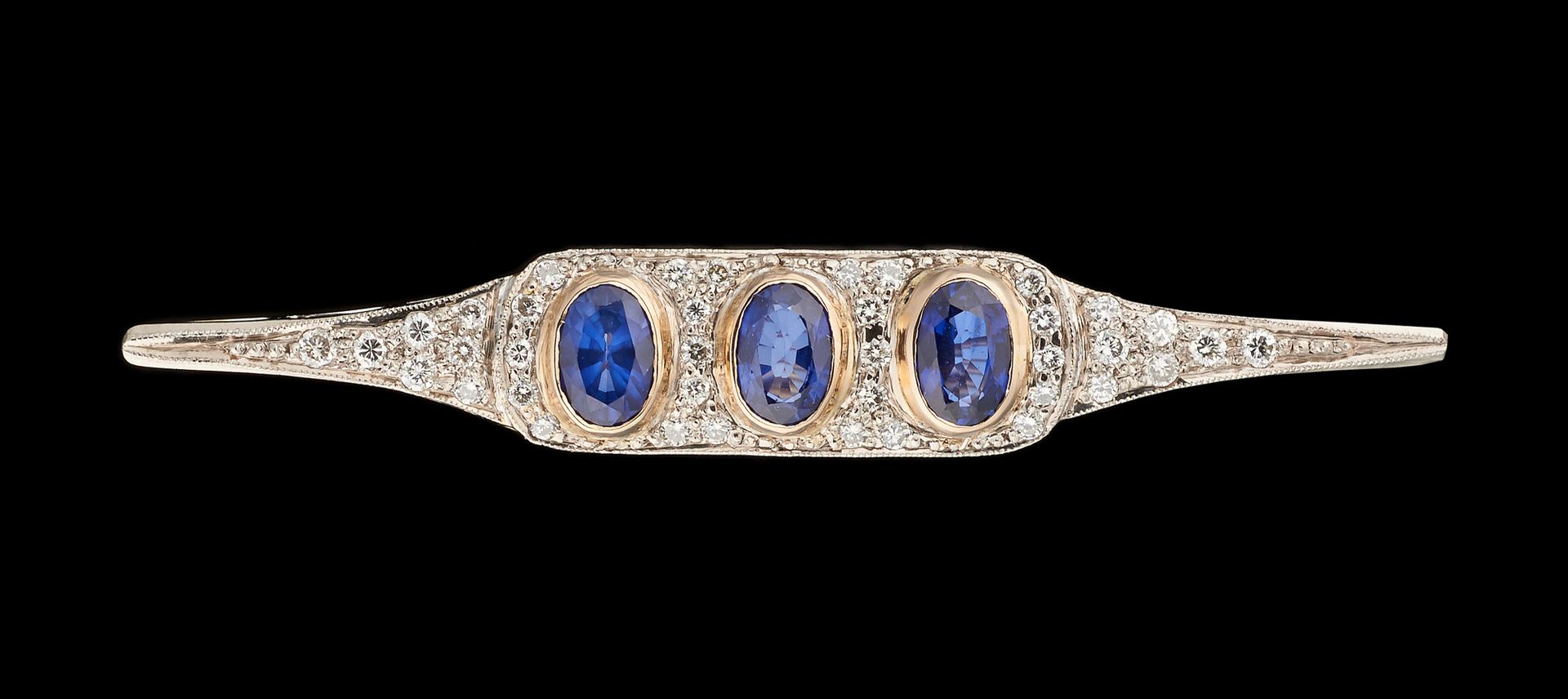 Travail contemporain. 珠宝：白金和黄金胸针，镶有三颗锡兰蓝宝石，重达+/- 1.20克拉，以及明亮式切割钻石。