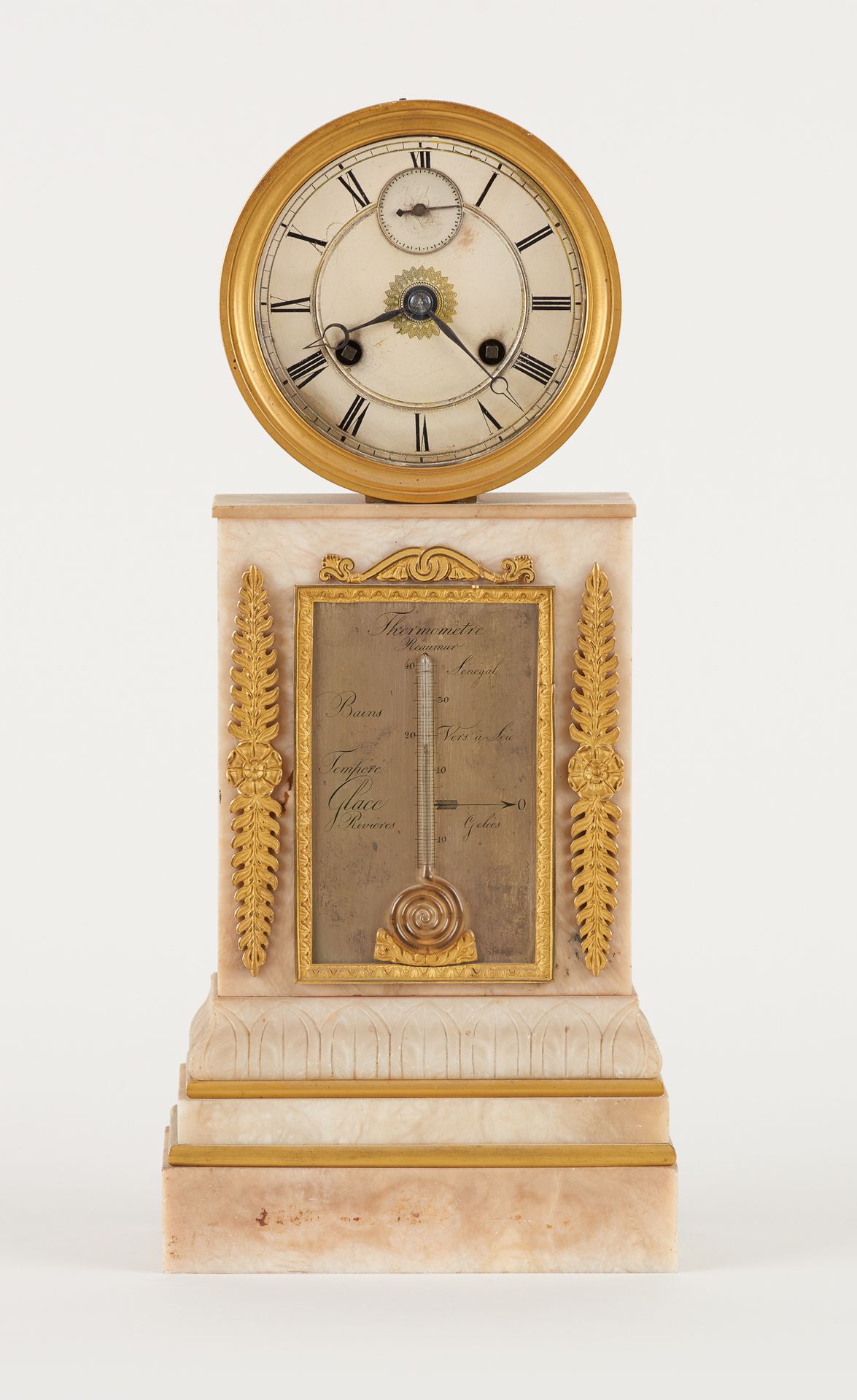 D'époque Empire. 
Horlogerie: Pendule en albâtre avec thermomètre réaumur, cadra&hellip;