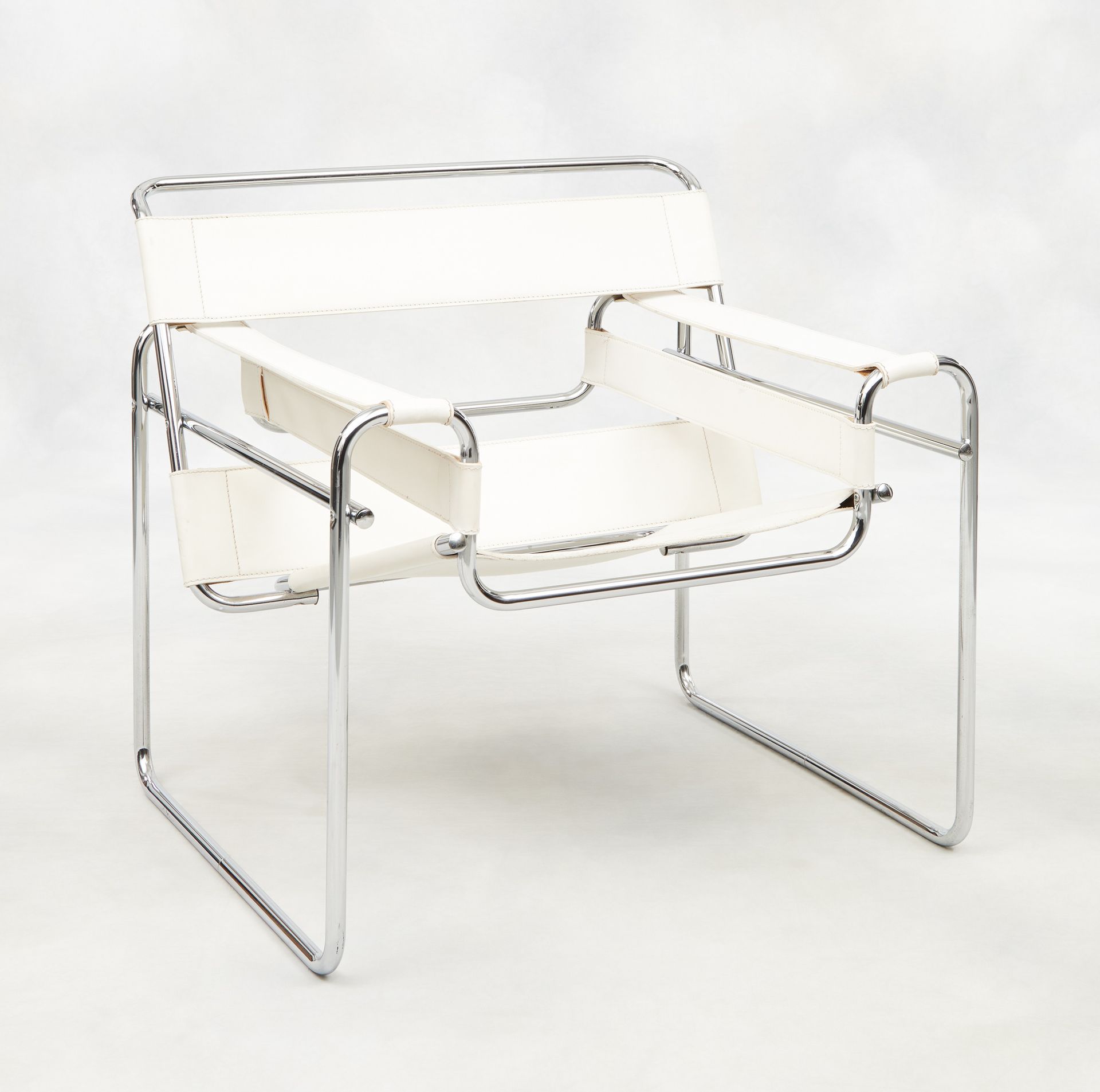Design Marcel Breuer, Gavina. Meuble: Fauteuil en métal chromé et cuir blanc, mo&hellip;