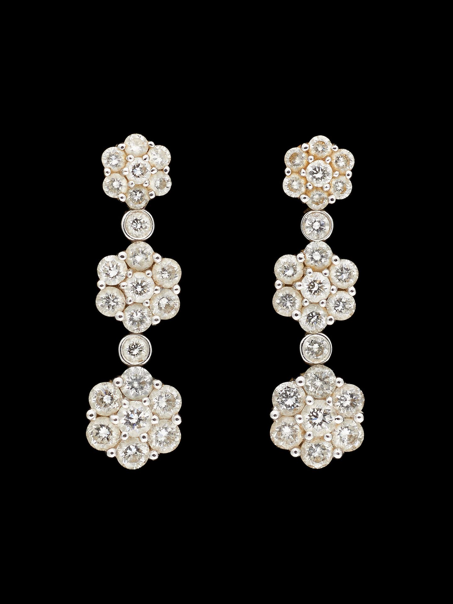 Joaillerie. 珠宝：一对白金耳环，镶嵌明亮式切割钻石，重达+/-2克拉。