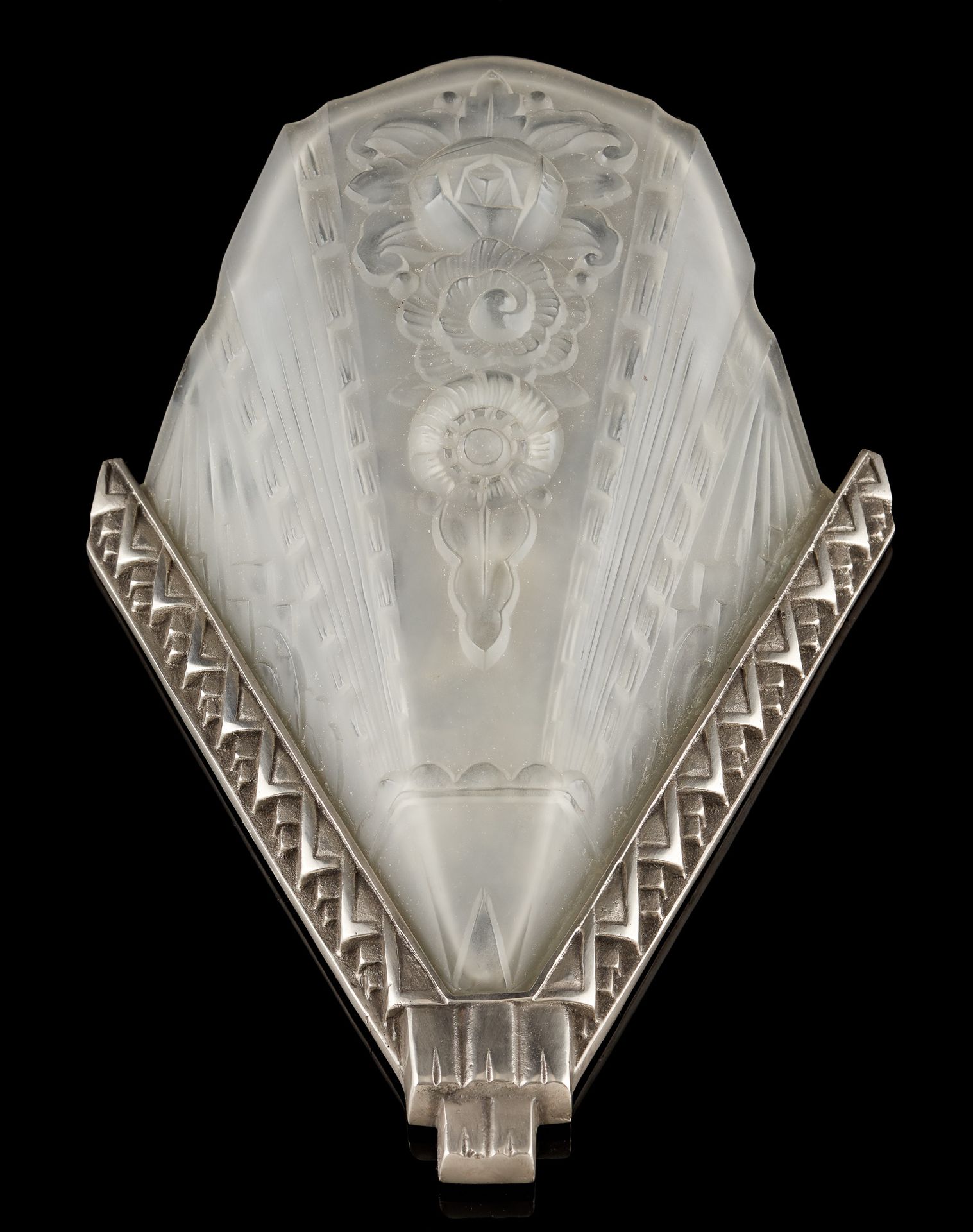 Circa 1930. 灯具：四件套模制玻璃壁灯，镀银铜支架。

尺寸：高：43长：29厘米。