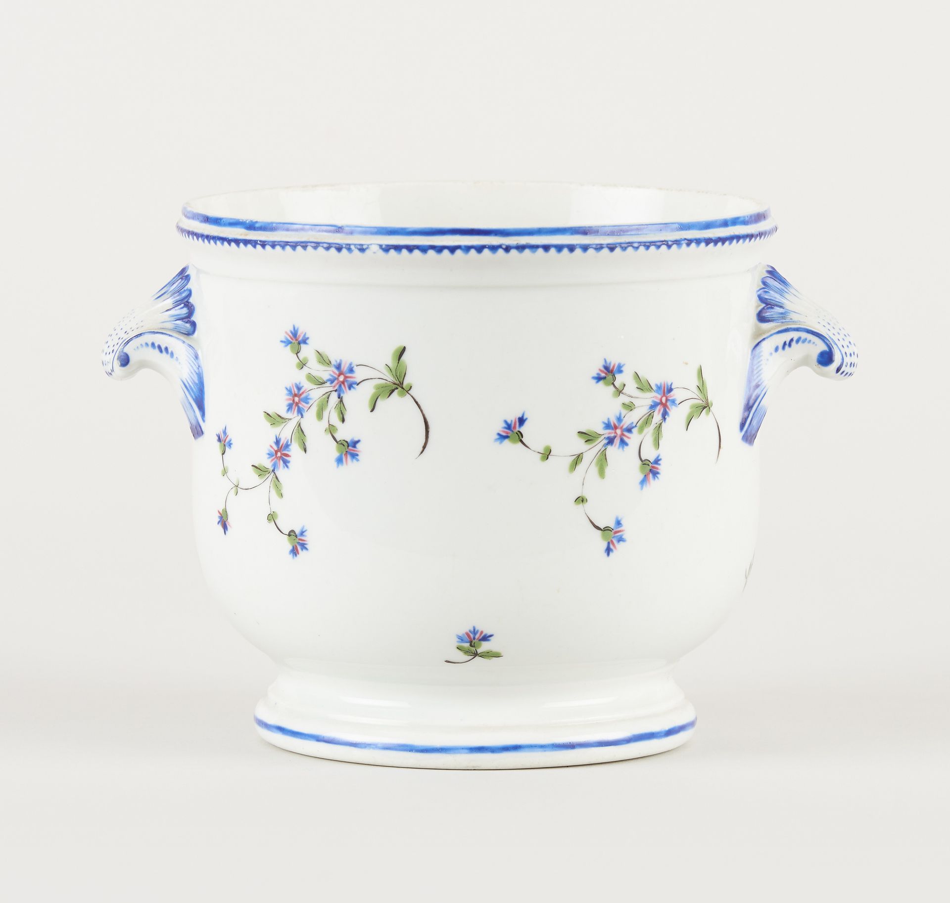 Attribué à Tournai. Ceramica: Piccola fioriera in porcellana policroma con decor&hellip;