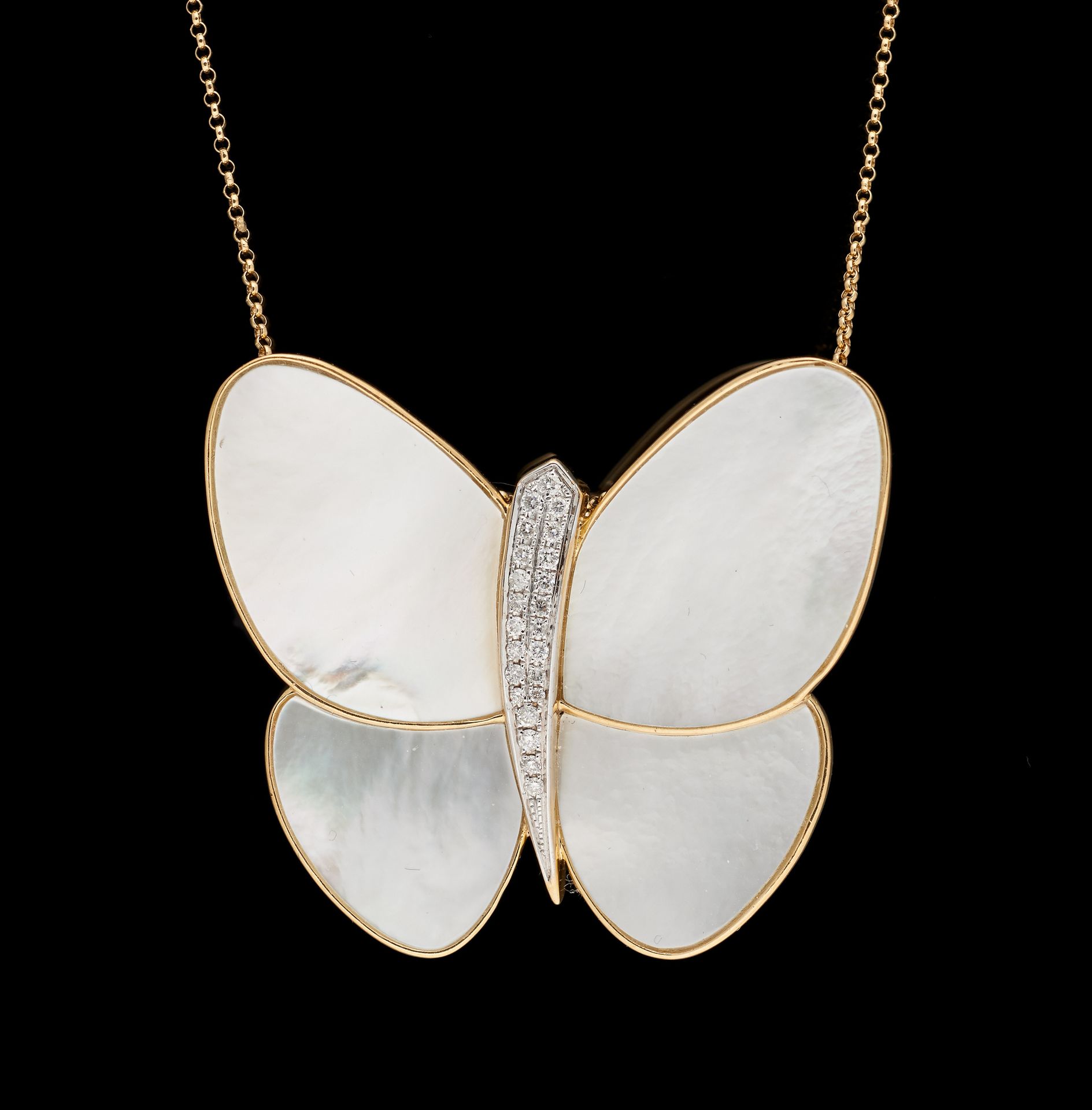 Travail contemporain. 珠宝：黄金和珍珠母贝蝴蝶吊坠，镶嵌小型明亮式切割钻石。