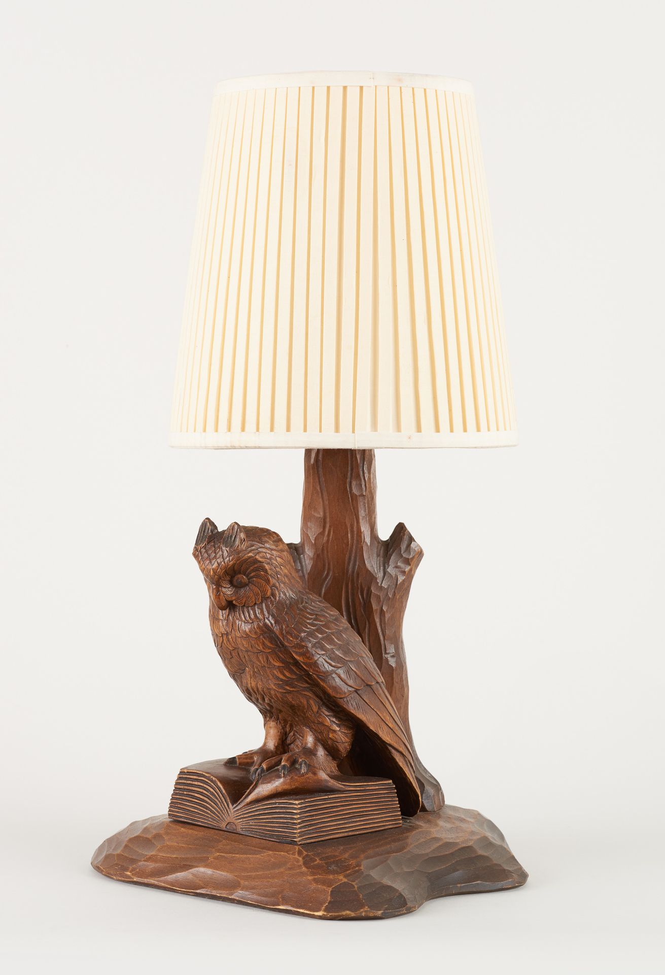 Travail de la Forêt Noire 20e. 照明：木雕台灯，代表一只栖息在书上的猫头鹰。

尺寸：高：雕塑30厘米。