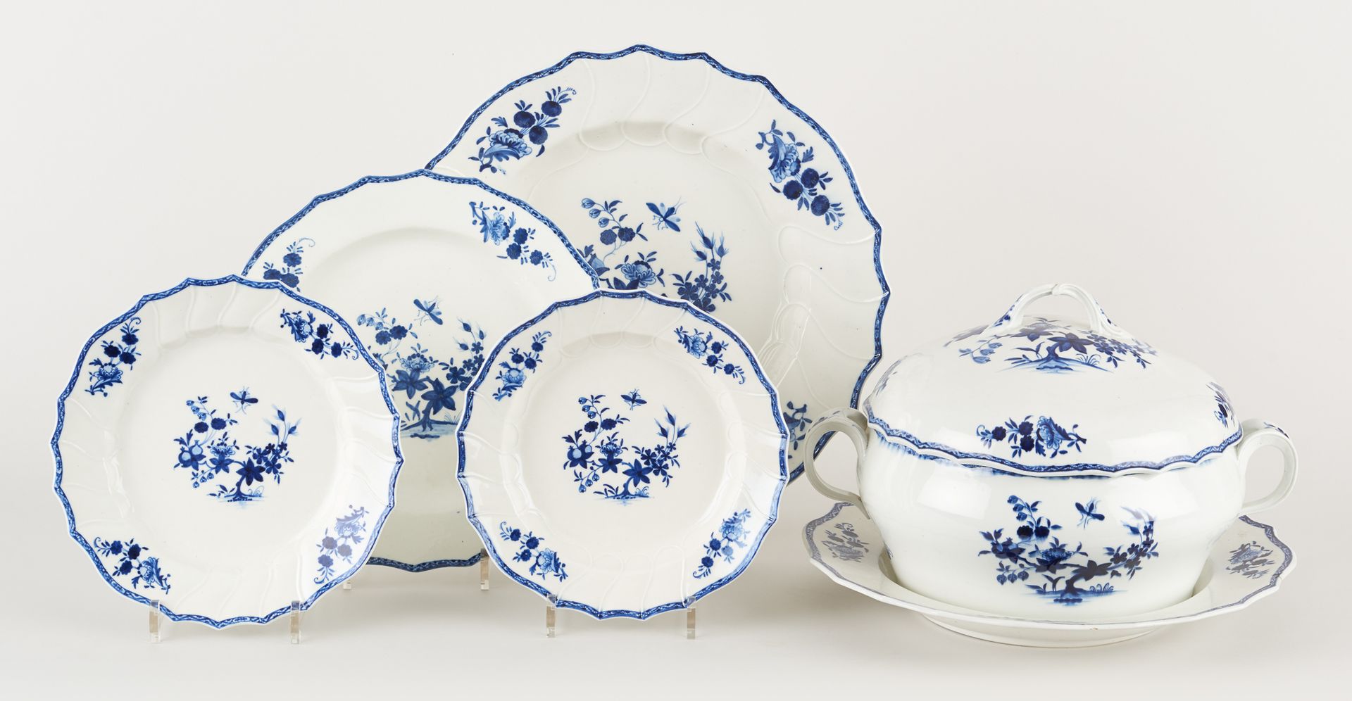 Tournai. 瓷器：拍品包括不同时期的蓝蝇装饰的软膏瓷，有卷轴，包括一个有盖的汤锅及其陈列品，三个盘子（直径38，30和25.5厘米），六个汤盘（直径24厘&hellip;