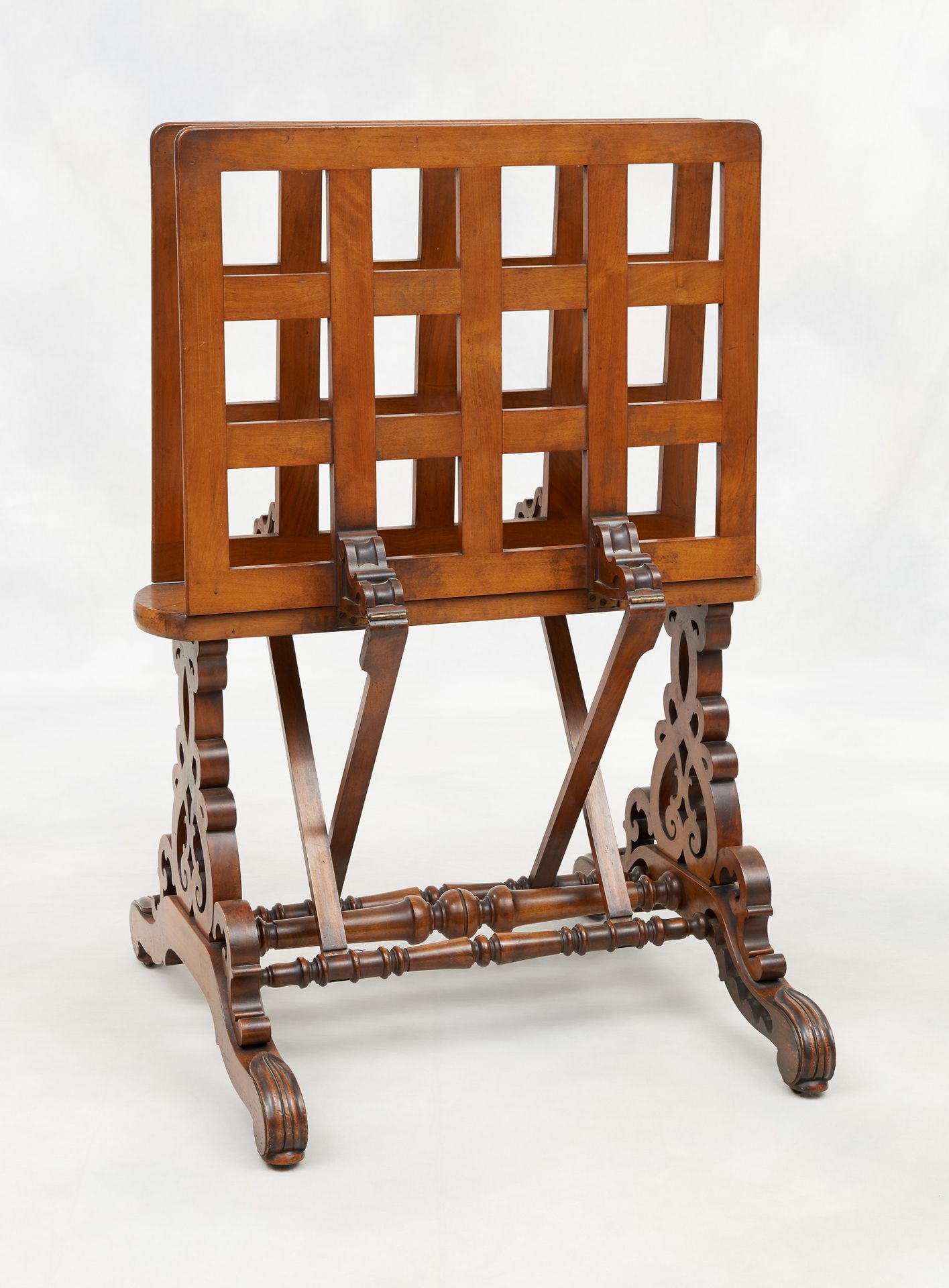 Travail du 19e. Möbelstück: Kartenhalter aus Messing und Holz.

Größe: H.: 112 c&hellip;