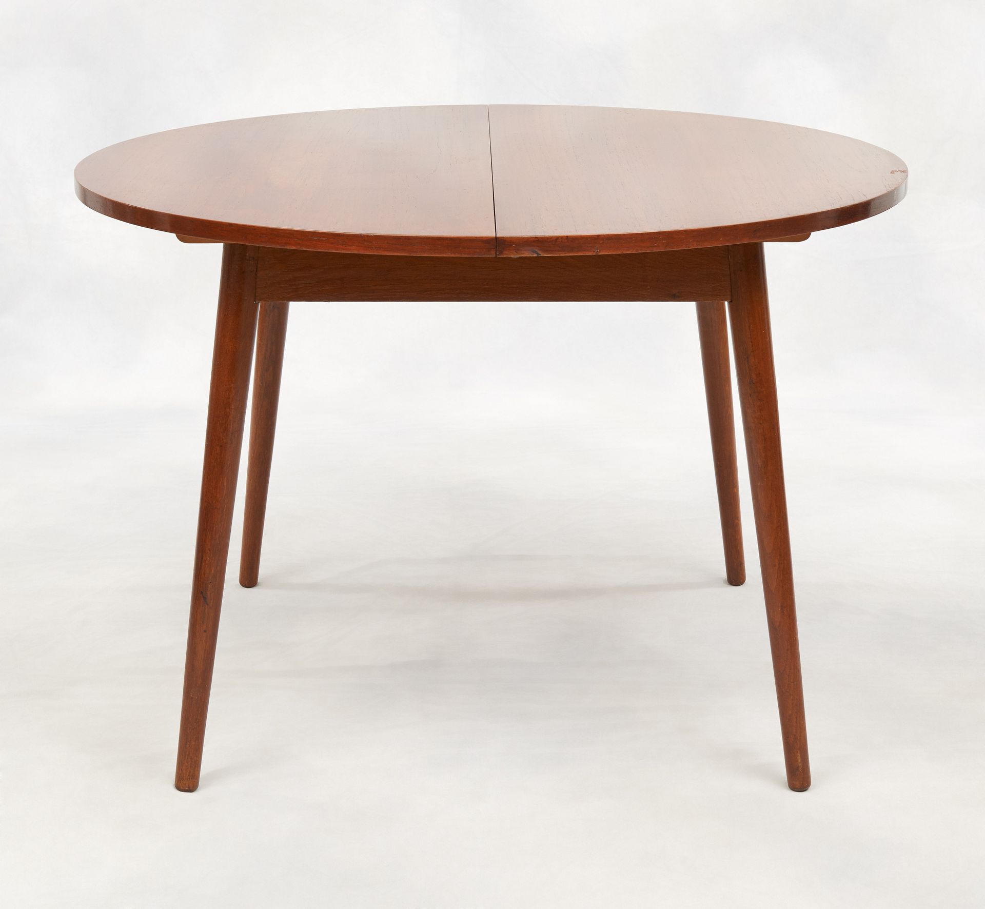 Design scandinave des années '70. 家具：柚木餐桌，有一个延伸系统，形成一个椭圆形的桌子。

尺寸：高：73直径108厘米（椭圆&hellip;