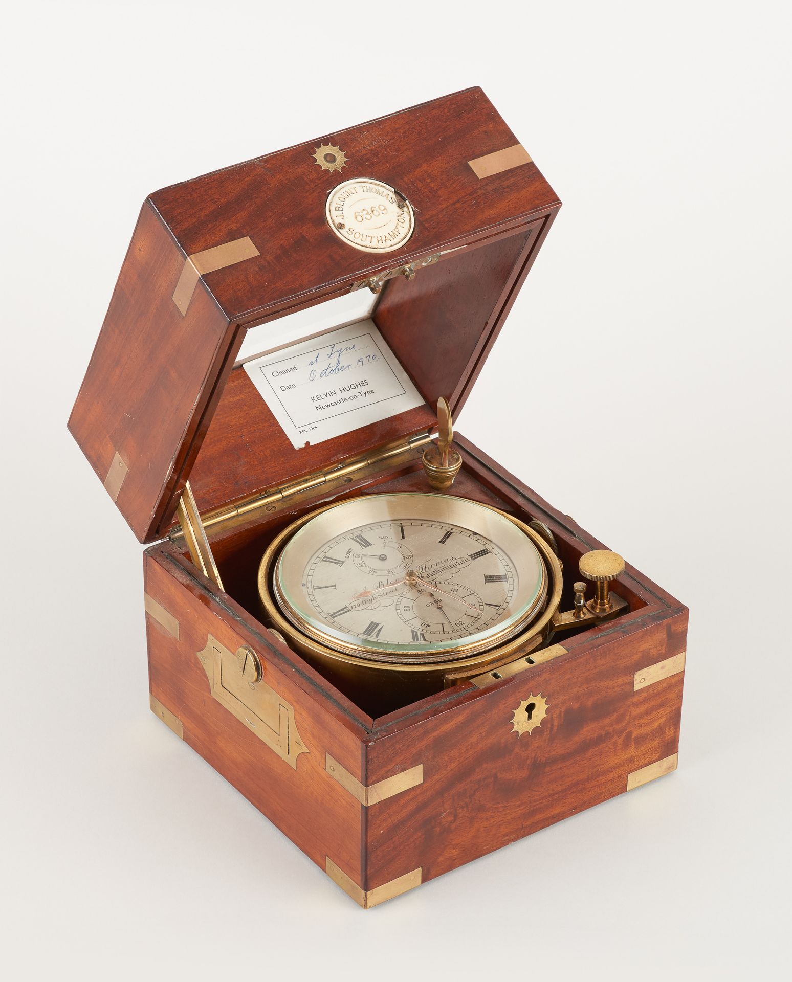 J. Blount Thomas (Travail anglais) 科学仪器：黄铜航海天文表，装在桃花心木箱子里，带有扭矩扳手。

签名并位于：J. Blou&hellip;