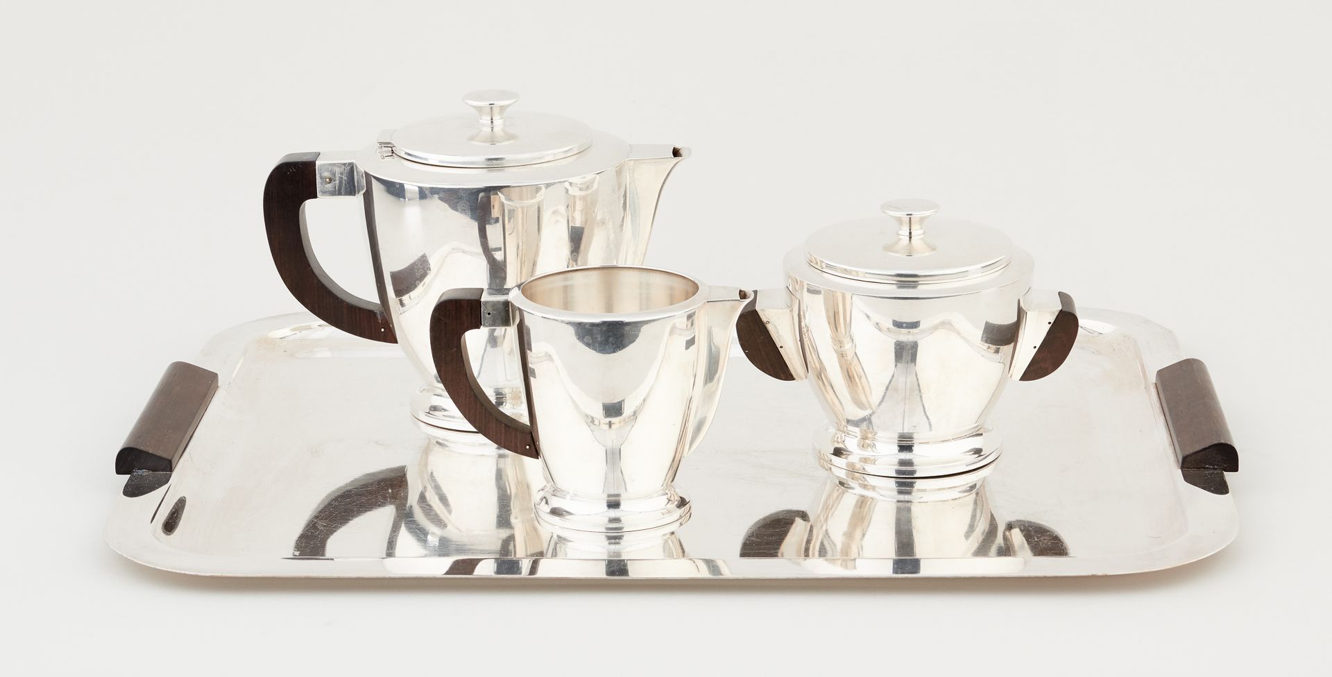 Gersyl, d'époque Art déco. 银器：镀银茶具，包括一个茶壶，一个糖碗，一个牛奶壶和托盘。

标记为Gersyl。
