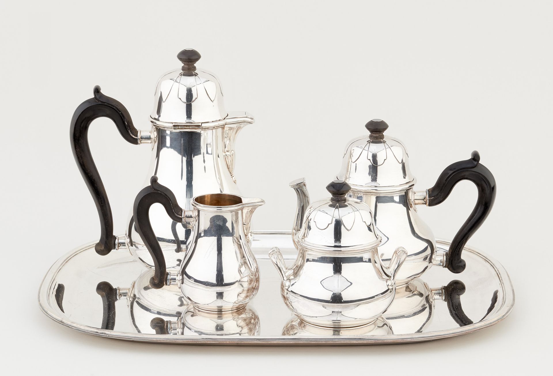 R. Ruys. 银器：银制咖啡和茶具，包括一个咖啡壶，一个茶壶，一个牛奶壶，一个糖碗和一个托盘，雕刻着发黑的木柄。

马克思950/1.000e R. Ruy&hellip;