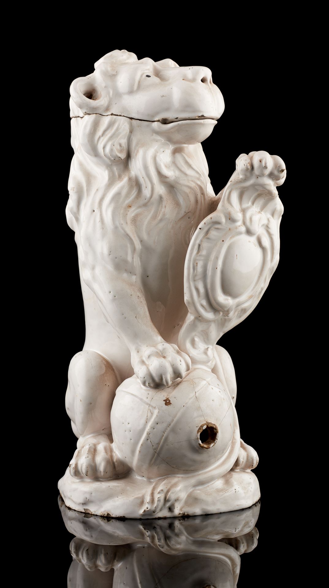 Attribuée à Bruxelles. 陶瓷：白色釉面陶器桌面喷泉，狮子后腿站立，手持盾牌。

裂缝、缺口和缺失的龙头）。

尺寸：高：43厘米。
