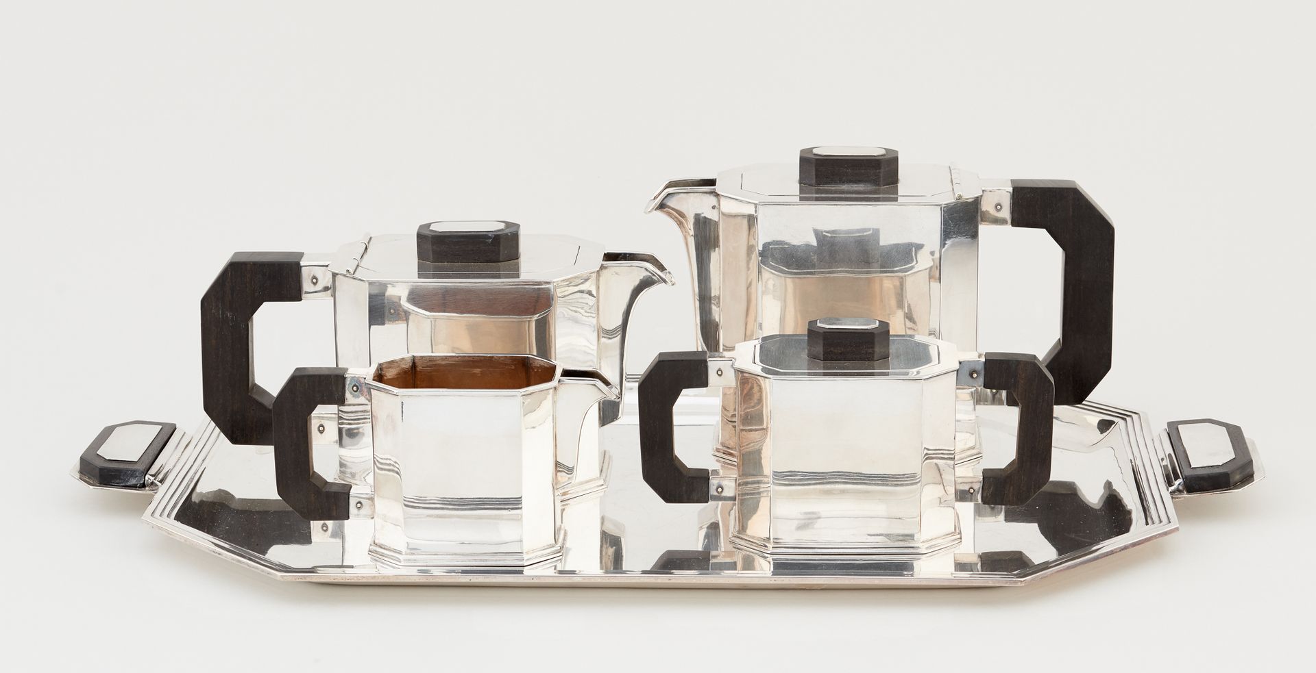 Pierrard, d'époque Art Déco. 银器：银制咖啡和茶具，包括一个咖啡壶，一个茶壶，一个糖碗，一个牛奶壶和一个托盘，木柄发黑。

标有Pi&hellip;