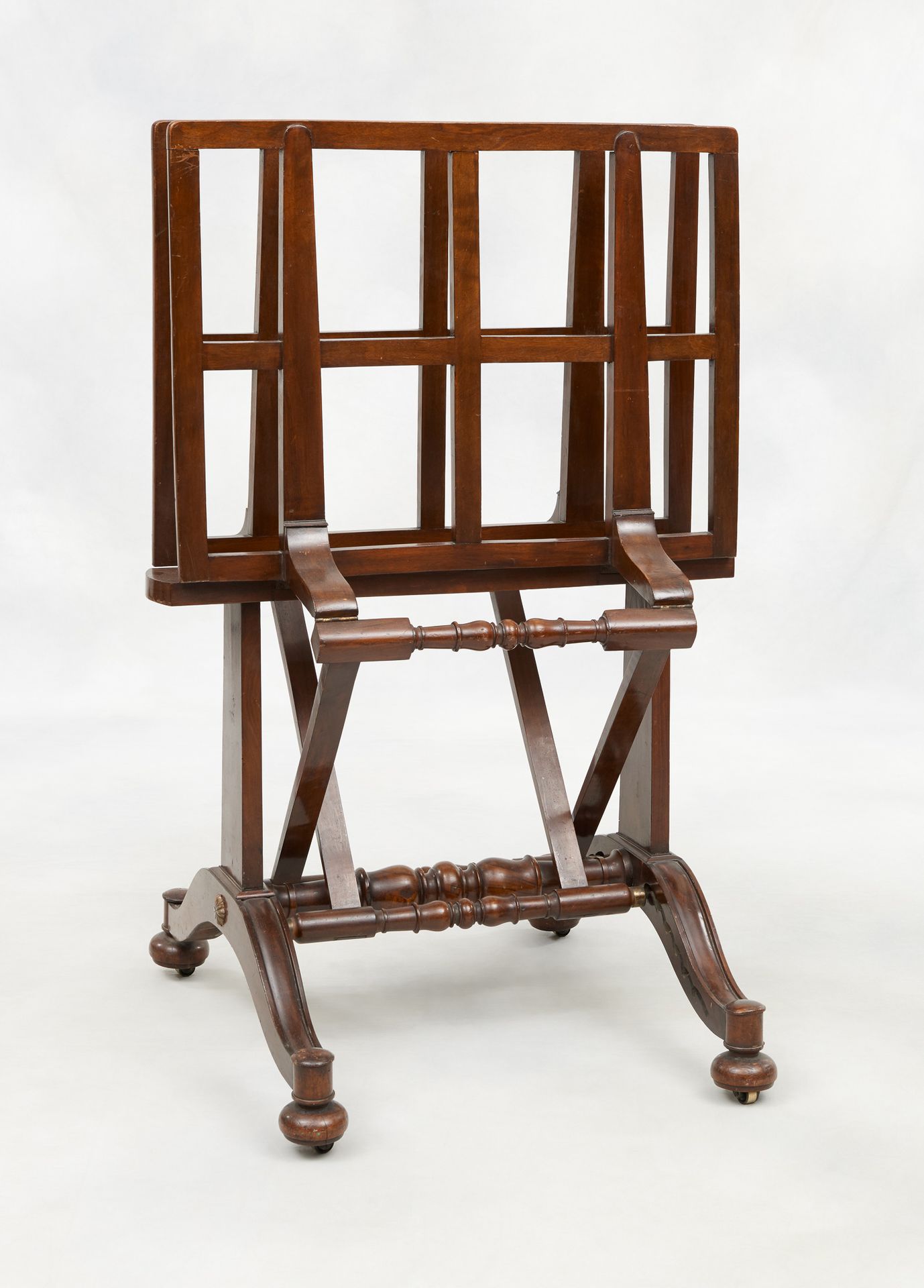 Travail du 19e. Möbelstück: Kartenhalter aus Messing und Holz.

Größe: H.: 112 c&hellip;