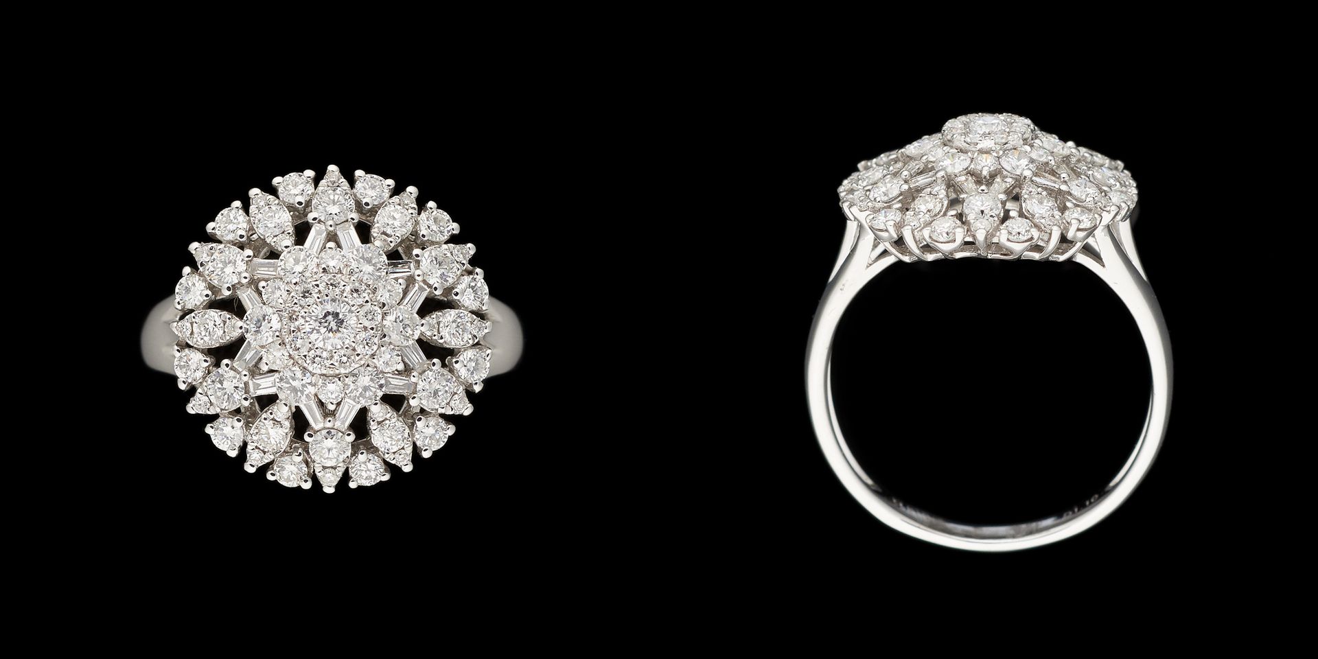 Travail contemporain. 珠宝：白金戒指，镶嵌明亮式切割和长方形切割钻石。

手指大小：+/-55。