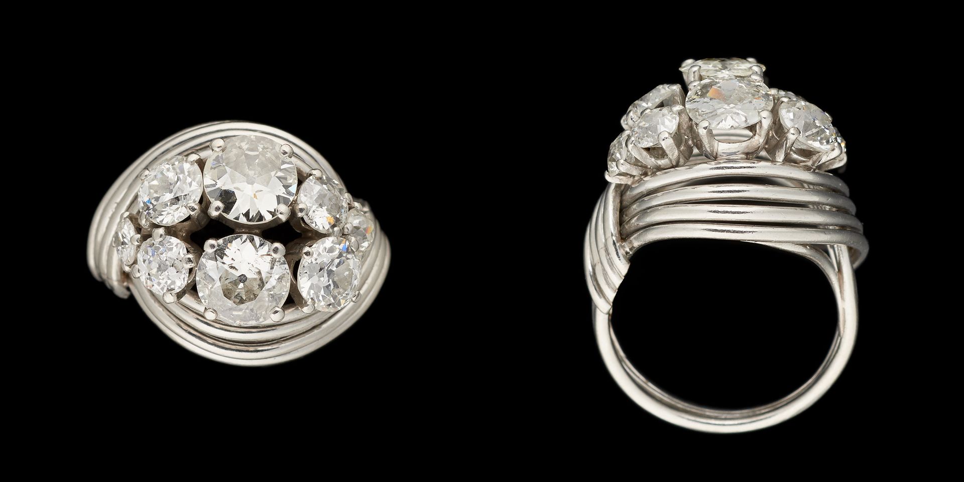 Joaillerie. 宝石：白金戒指镶嵌老式切割钻石，重达+/-3.20克拉，包括两颗主石，每颗重达+/-0.80克拉。

手指大小：+/-52。