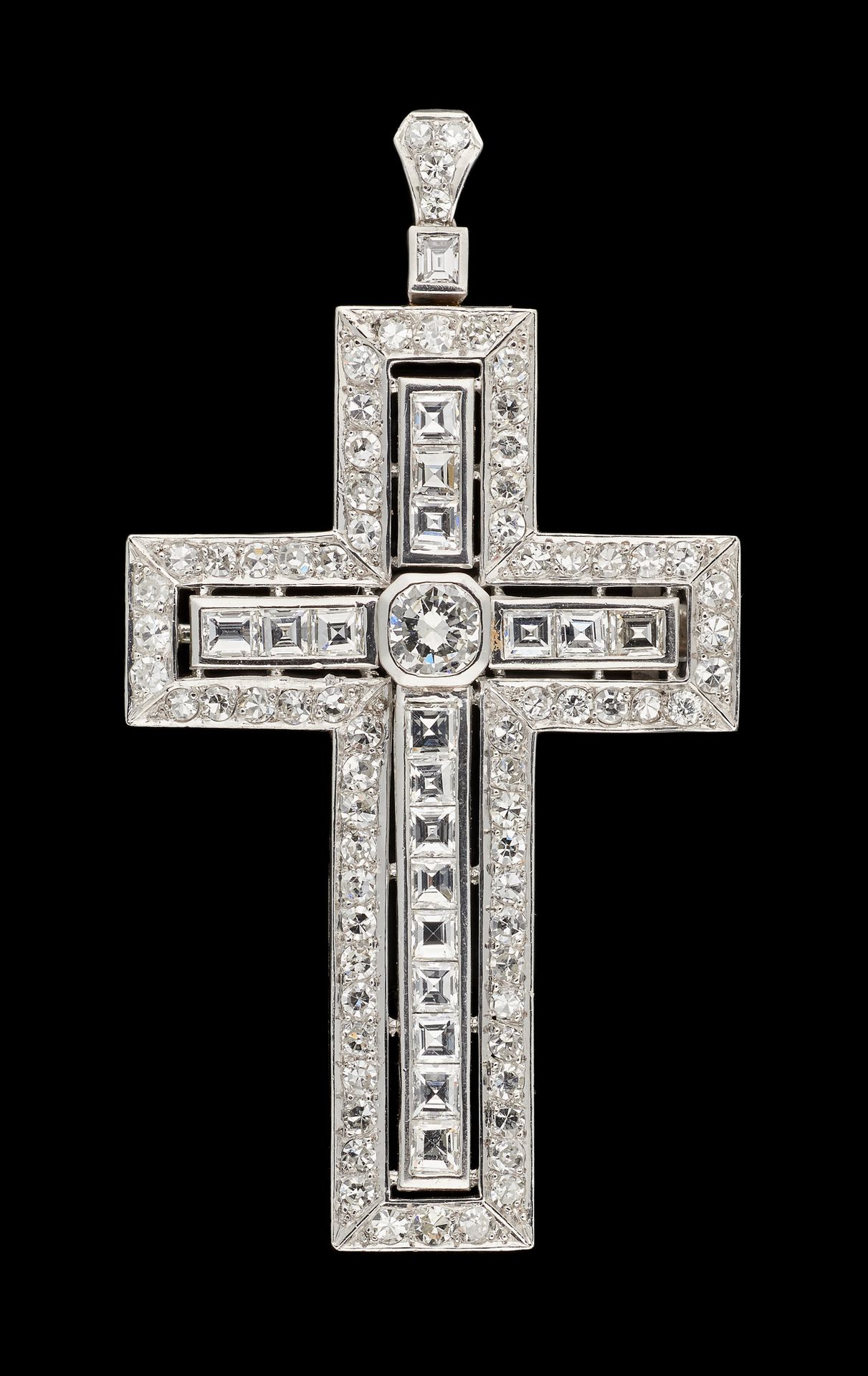 Joaillerie. 宝石：白金十字架，镶有+/- 7克拉的明亮式切割和公主式切割钻石，包括一颗+/- 0.75克拉的中央宝石。