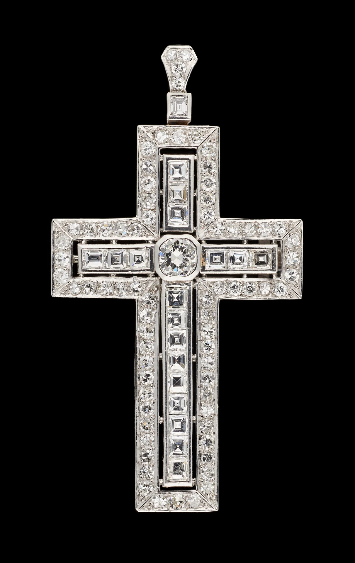 Joaillerie. Bijou: Croix en or blanc agrémentée de diamants tailles brillant et &hellip;