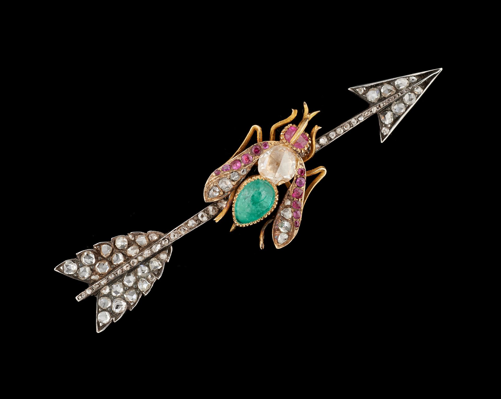 Joaillerie. 
珠宝：银色和金色的胸针，上面装饰着凸圆形祖母绿、红宝石和玫瑰式切割钻石。

(主钻石上的芯片)