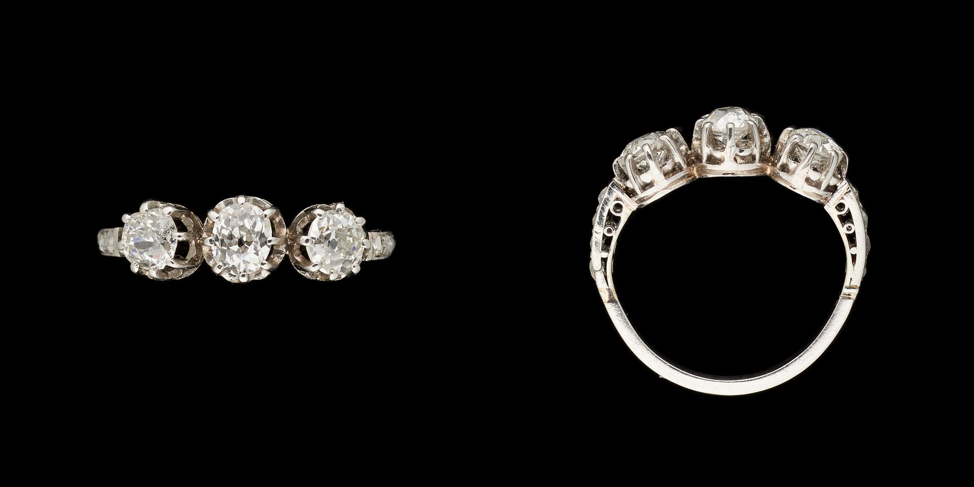 Joaillerie. 珠宝：铂金戒指，镶嵌三颗老式切割钻石，重量为+/- 0.80克拉。

手指大小：+/- 50。