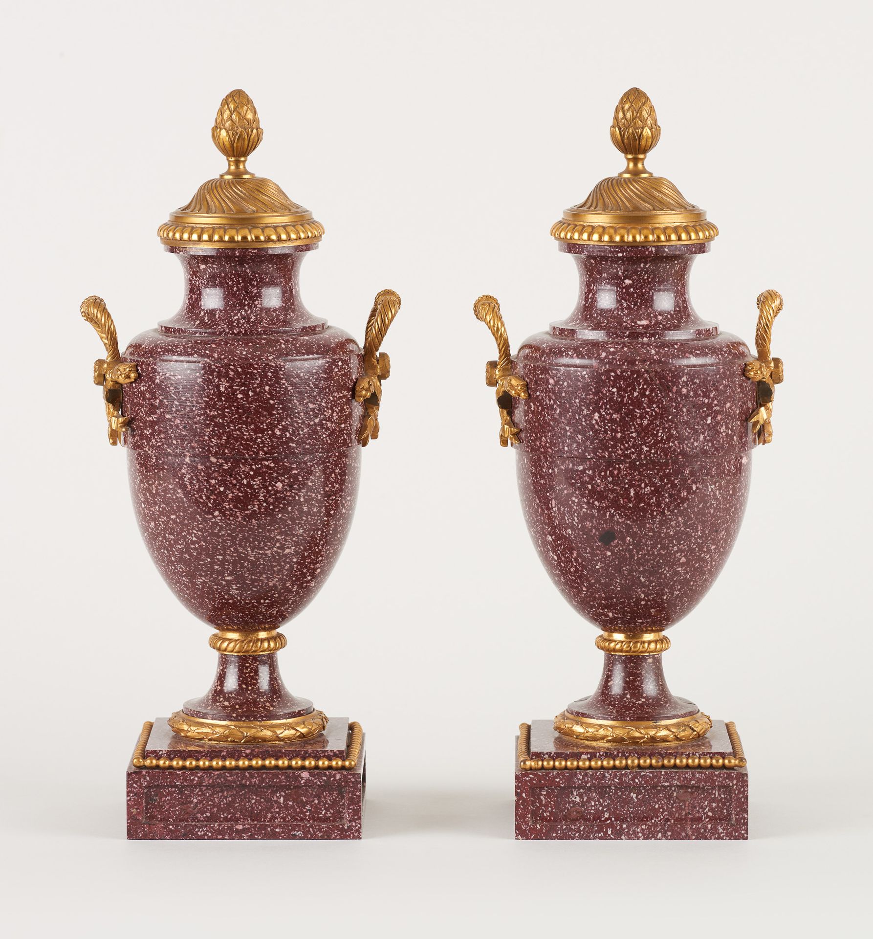 De style Louis XVI. Objets d'Art: Paire de cassolettes en marbre pourpre et bron&hellip;