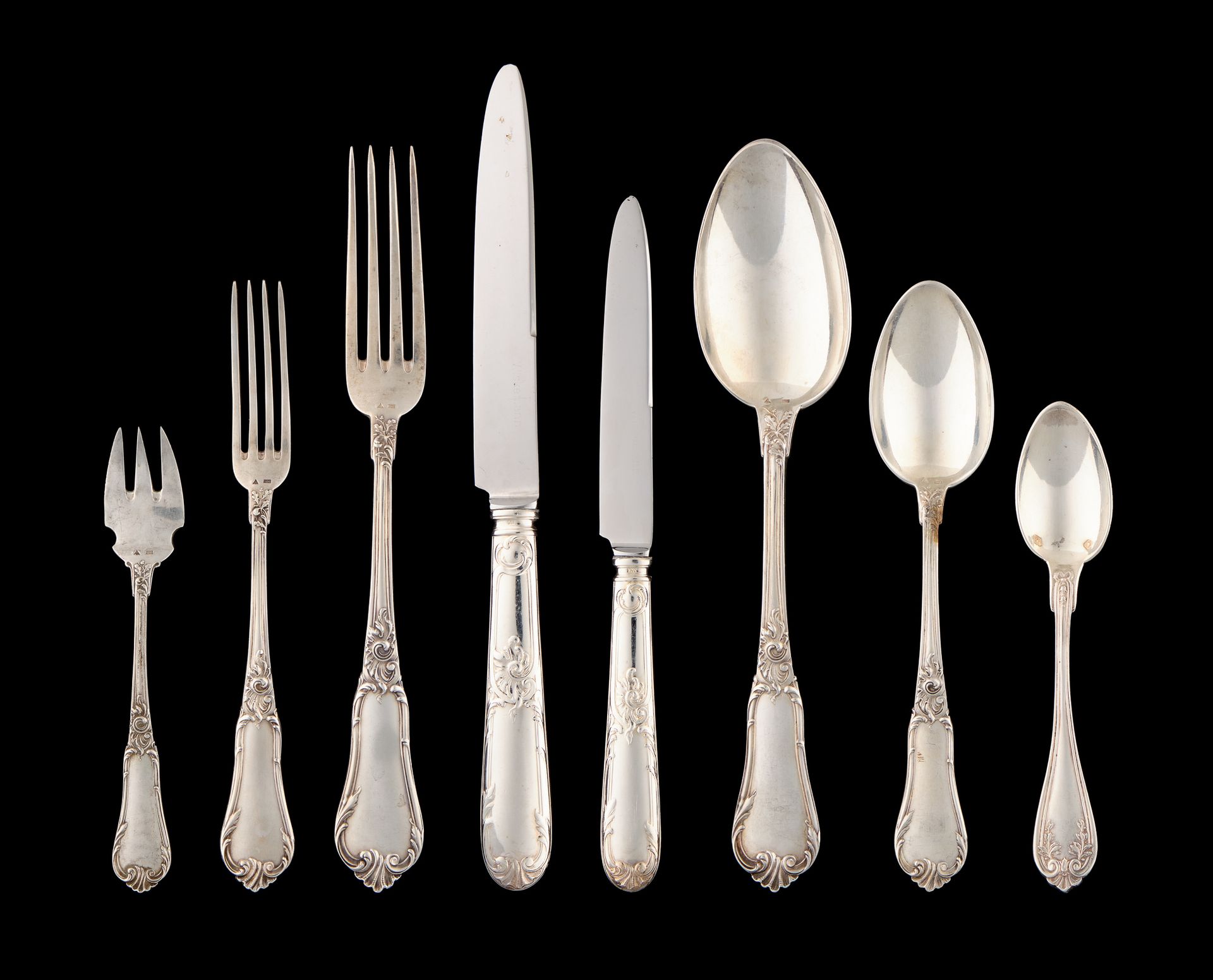 Wolfers. 银质餐具：银质家用套装，包括18个汤匙，18个大叉子，18个甜点叉，18个甜点勺，12个牡蛎叉和9个咖啡勺。

沃尔夫斯印记800/1.000&hellip;