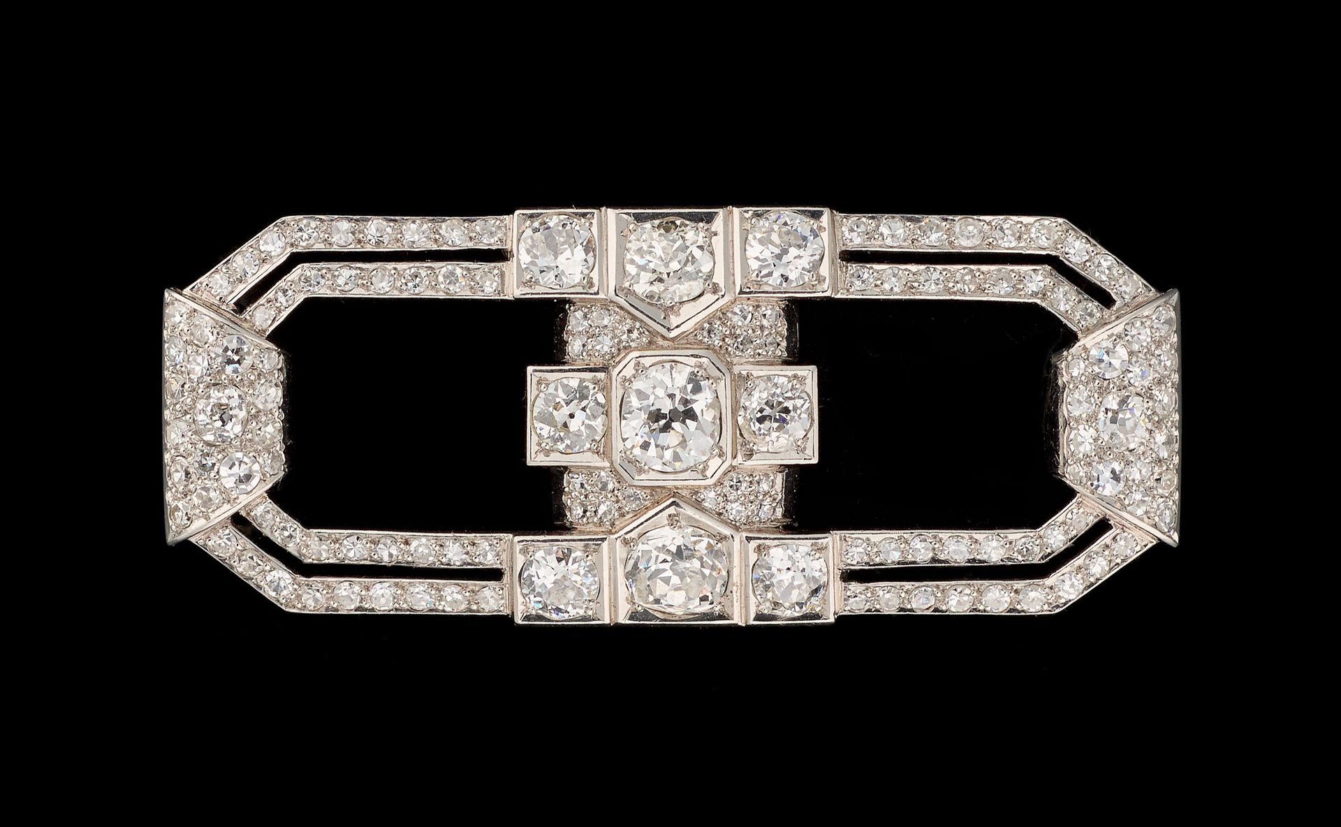 Joaillerie. 珠宝：铂金胸针，镶有+/- 2克拉的老式切割钻石，包括三颗主石，每颗+/- 0.35克拉。

尺寸：2 x 5厘米。