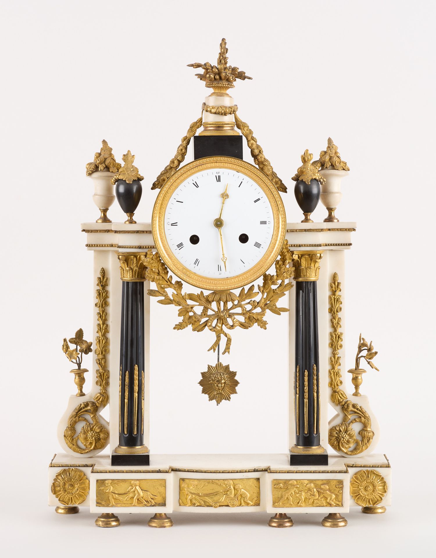 De style Louis XVI. Uhrwerk: Zweifarbige Portikusuhr aus Marmor, emailliertes Zi&hellip;