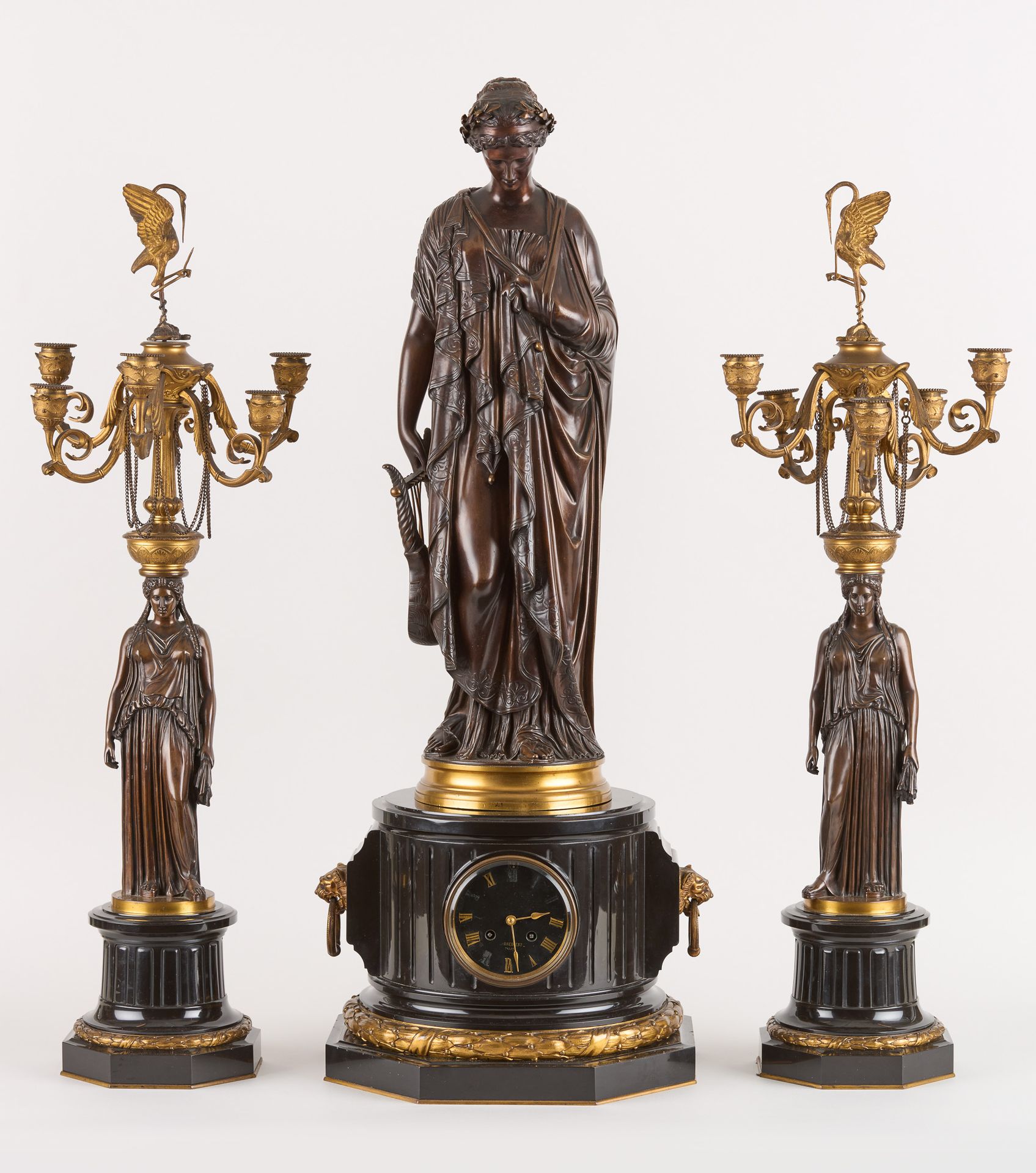 J. Clesinger et F. Barbedienne (travail français 19e) 钟和表：壁炉架包括一个黑色大理石和镀金的青铜钟（缺少&hellip;