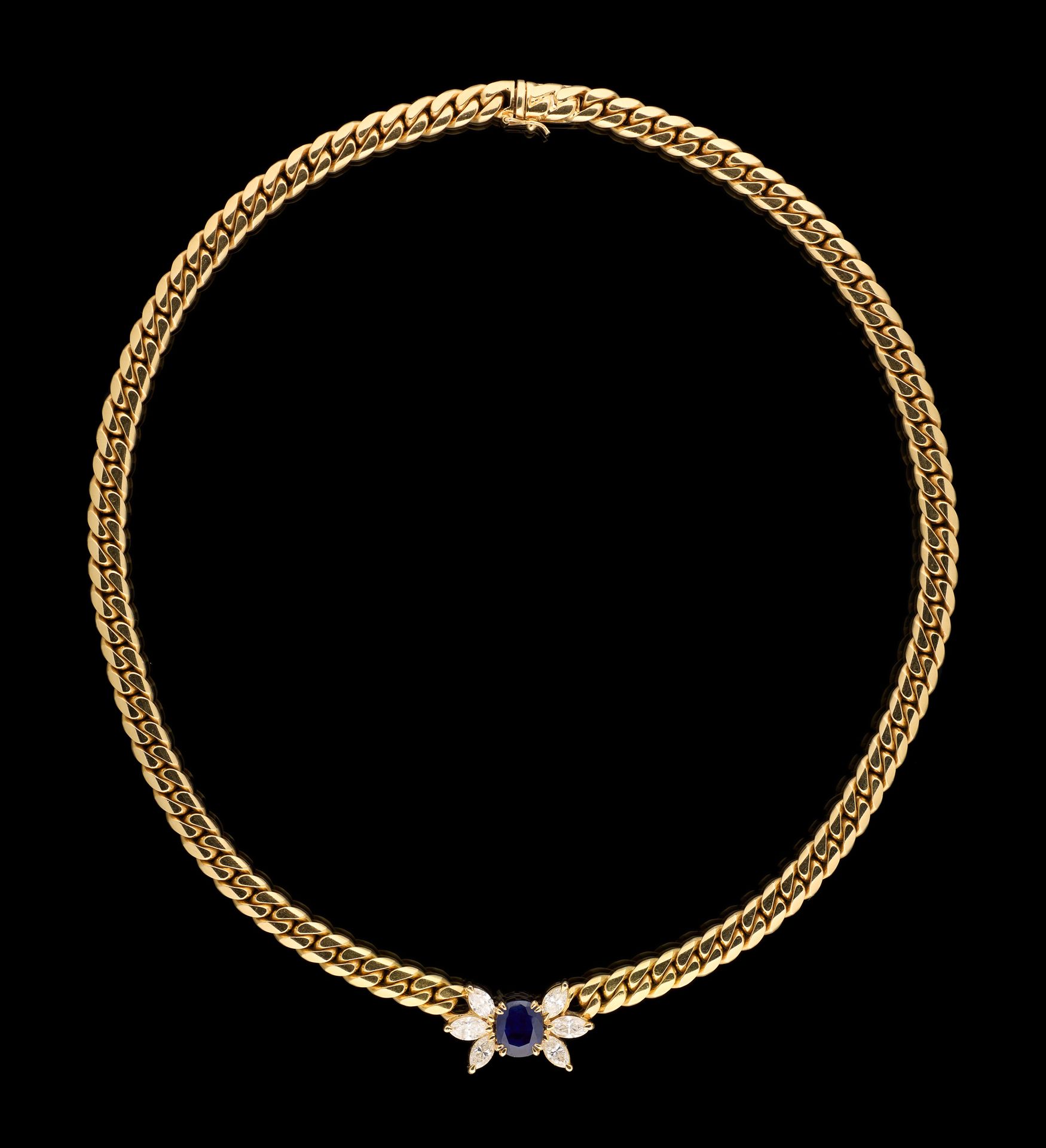 Wolfers. 珠宝：黄金项链，吊坠镶嵌了一颗重达+/-2.40克拉的天然蓝宝石和+/-1.80克拉的侯爵式切割钻石。

原有的Wolfers印记和小袋。

&hellip;