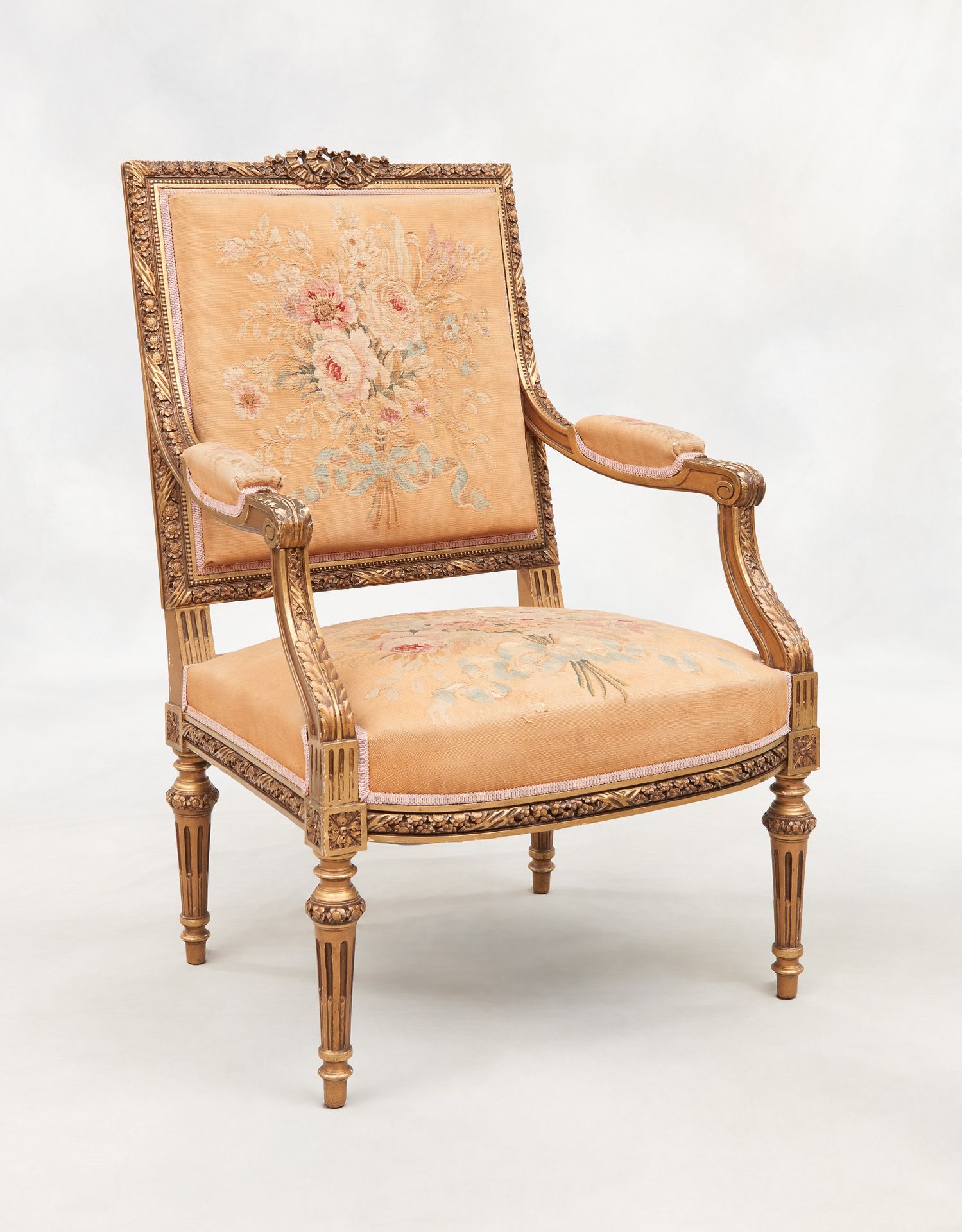 Travail Louis XVI. Meubles: Suite de cinq fauteuils à accotoirs en bois sculpté &hellip;