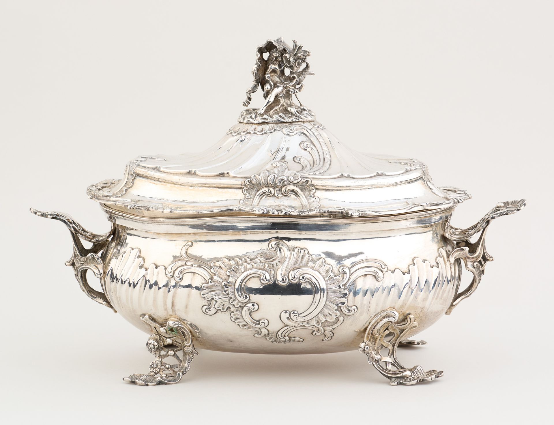 Travail allemand circa 1880. Silverware: Elegant covered tureen in silver finely&hellip;