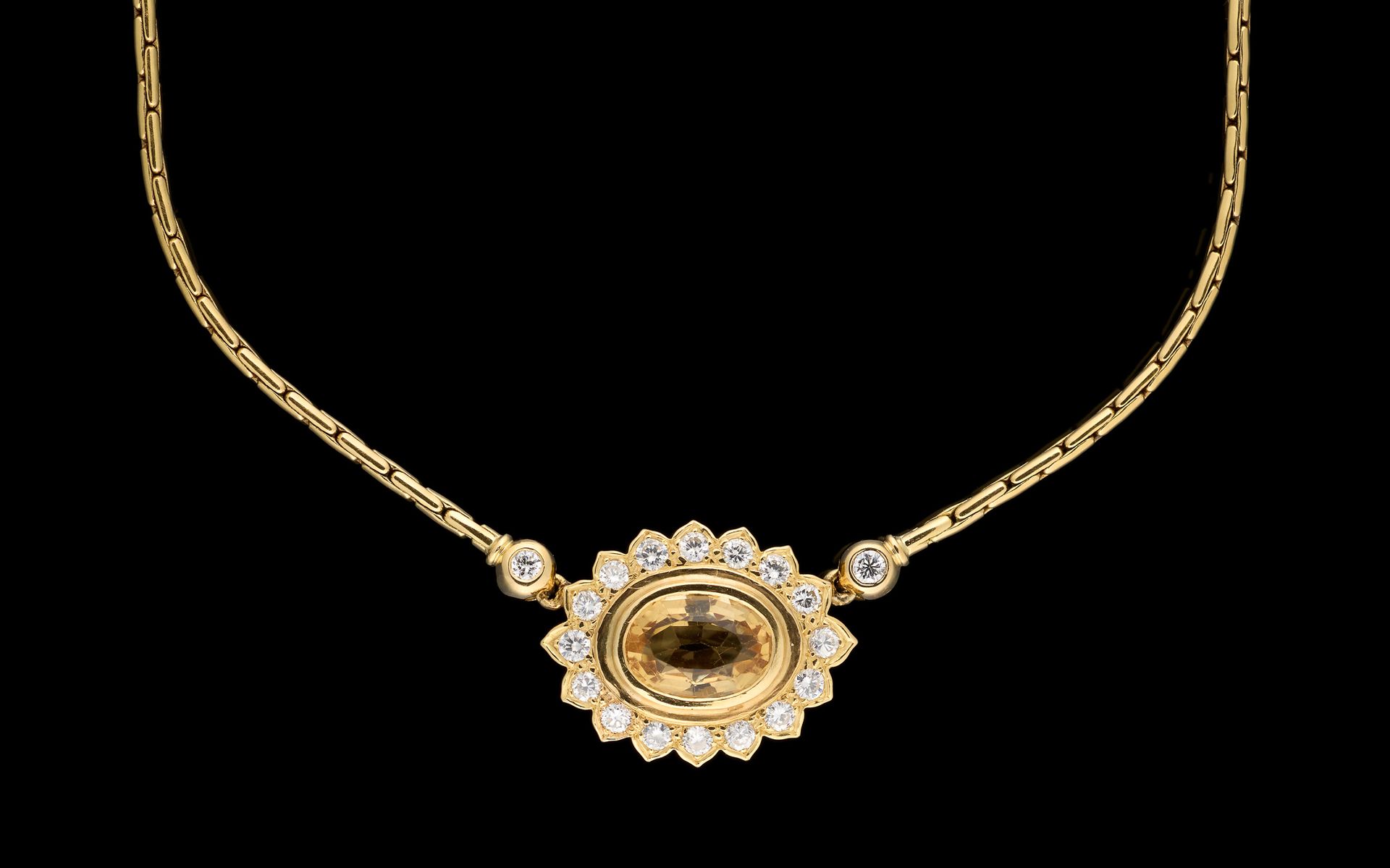 Wolfers. 珠宝：黄金项链，吊坠镶嵌了一颗+/- 2.80克拉的黄色蓝宝石和+/- 0.80克拉的明亮型切割钻石。

狼人的标志。