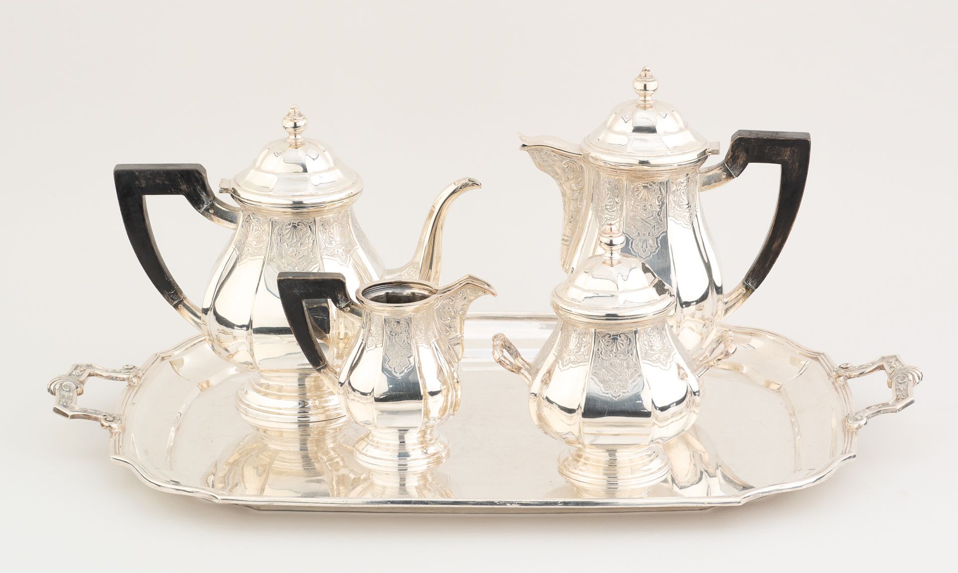 Travail du 20e. 银器: 镂空的银制咖啡和茶具，包括一个咖啡壶，一个茶壶，一个糖碗和一个牛奶壶，其中三个有木柄，并附有一个托盘。

咖啡壶、茶壶、&hellip;