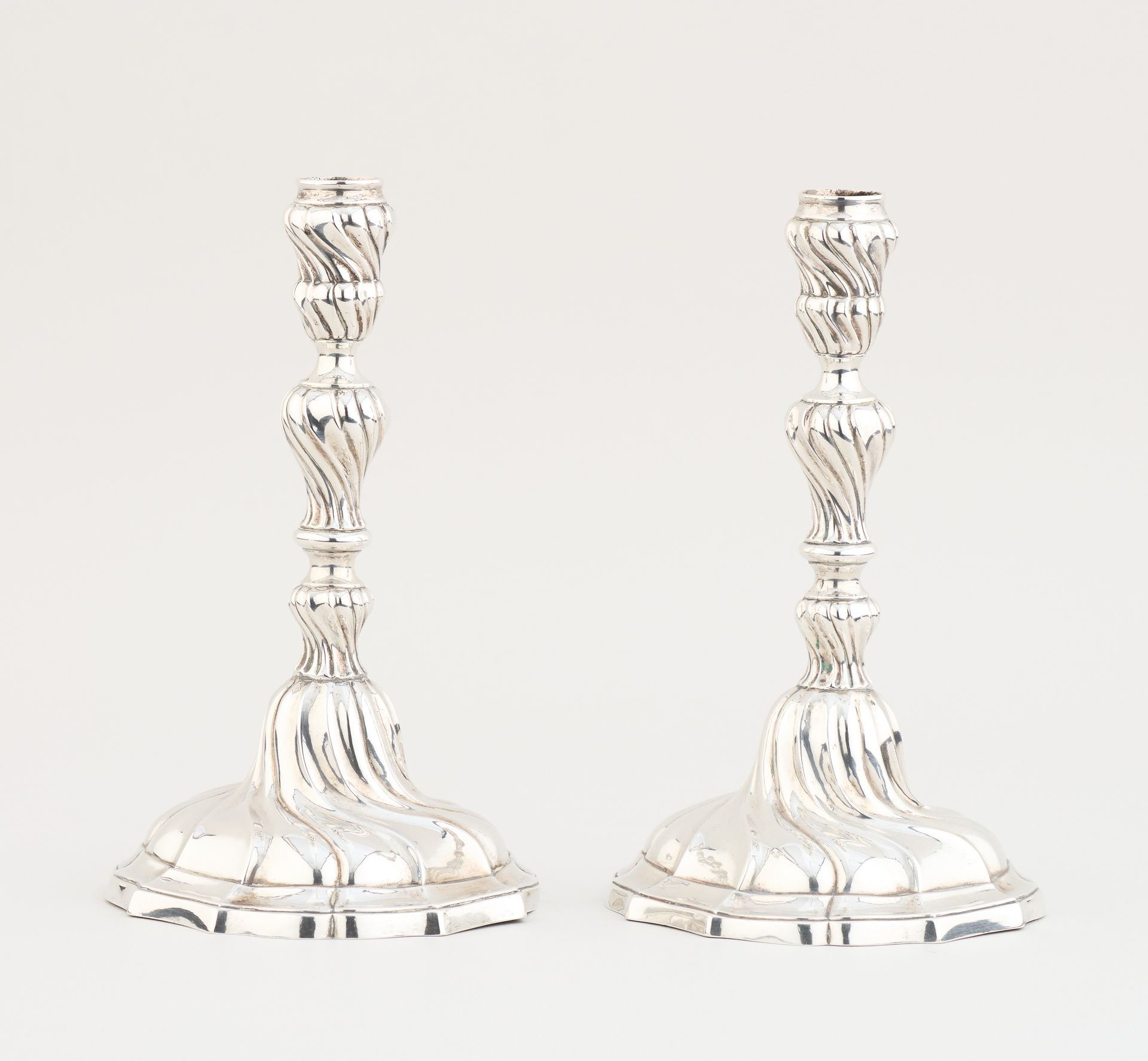 Travail du 18e. Silverware: Pair of silver candlesticks.

Hallmarked.

Size: H.:&hellip;