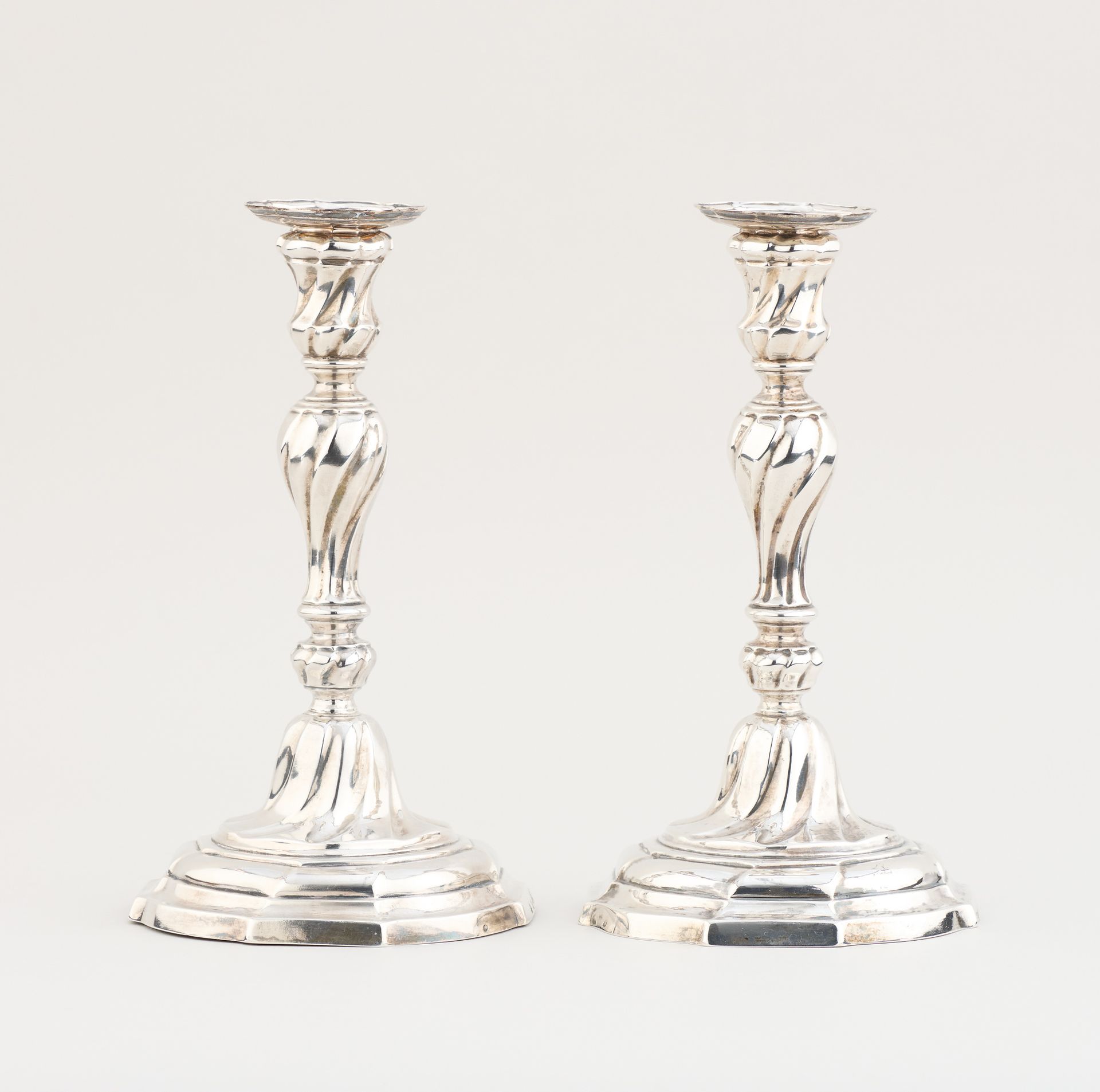 Travail belge 18e. Silverware: Pair of silver candlesticks chased with twisted r&hellip;