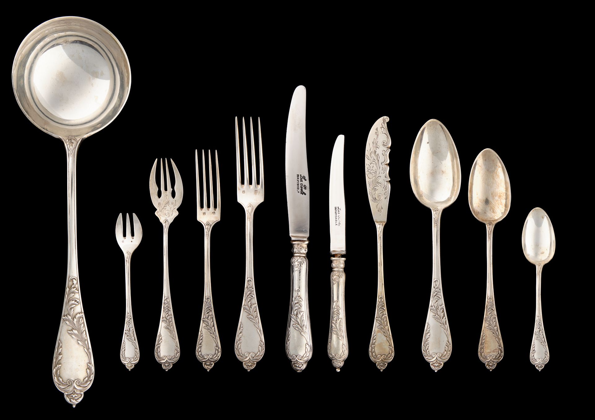 Delheid, de style Louis XV. 银质餐具：银质家用套装由十乘十二件餐具组成，包括十二把大刀、十二把大叉、十二把汤匙、一把勺子、十二把牡蛎&hellip;